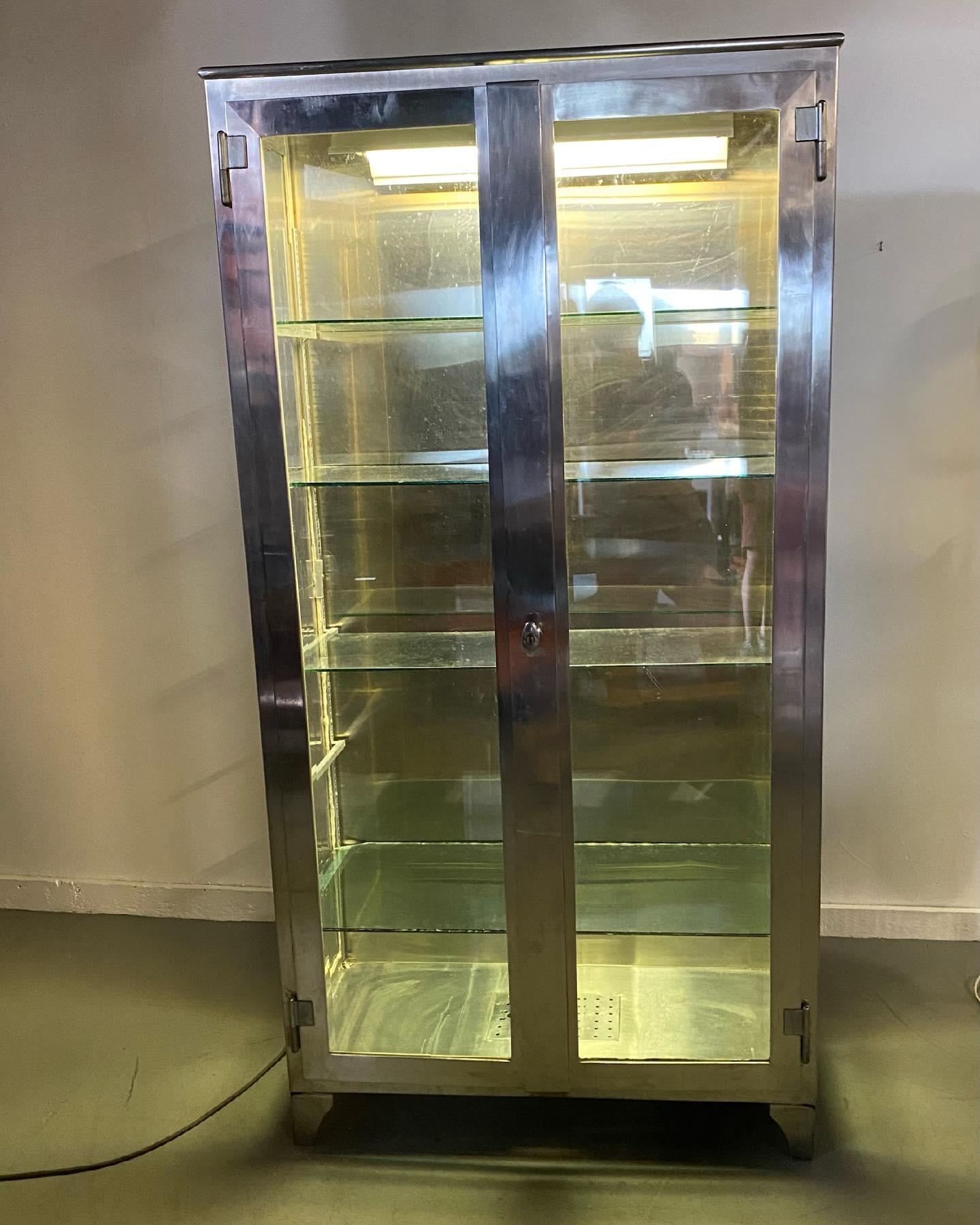 Atemberaubender Vitrinenschrank aus Edelstahl und Glas, Vitrine, DR.s/ mEDical (amerikanisch)