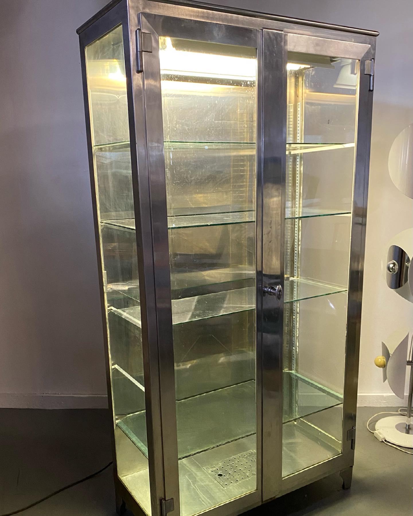 Atemberaubender Vitrinenschrank aus Edelstahl und Glas, Vitrine, DR.s/ mEDical im Zustand „Gut“ in Buffalo, NY