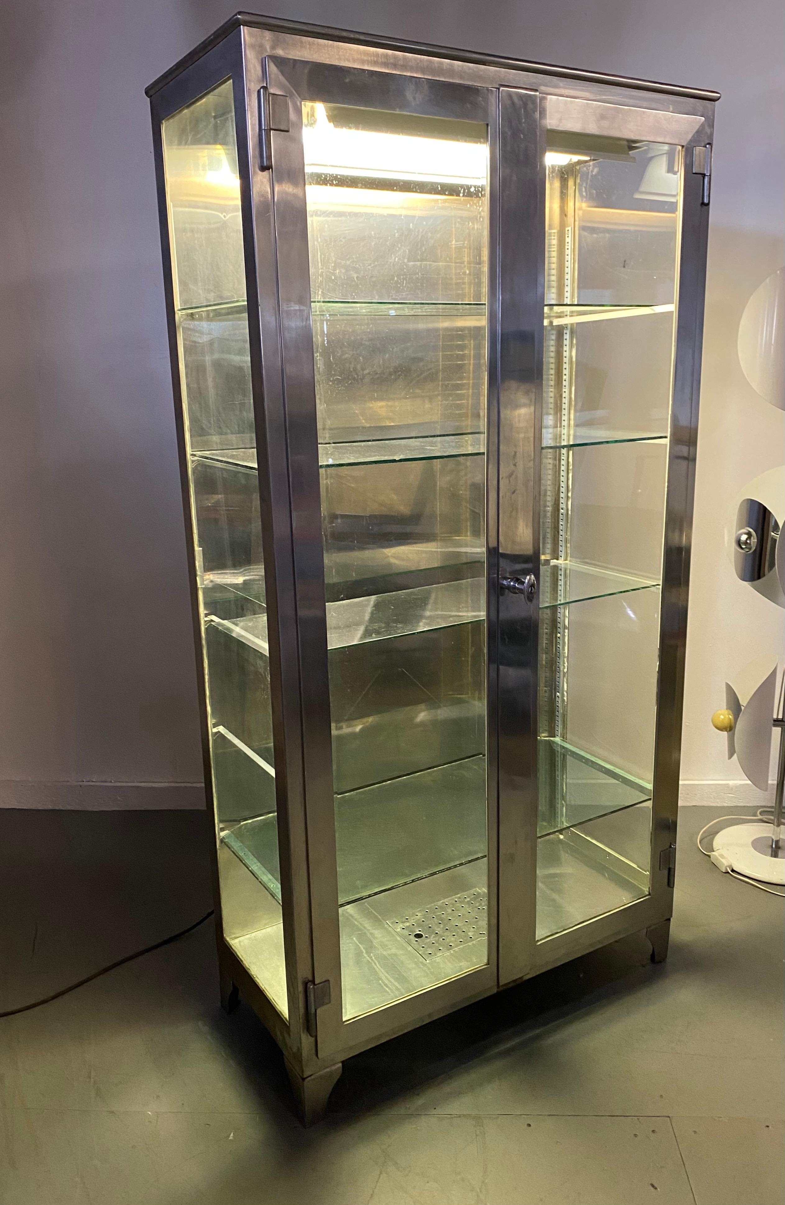 Atemberaubender Vitrinenschrank aus Edelstahl und Glas, Vitrine, DR.s/ mEDical (Mitte 17. Jahrhundert)