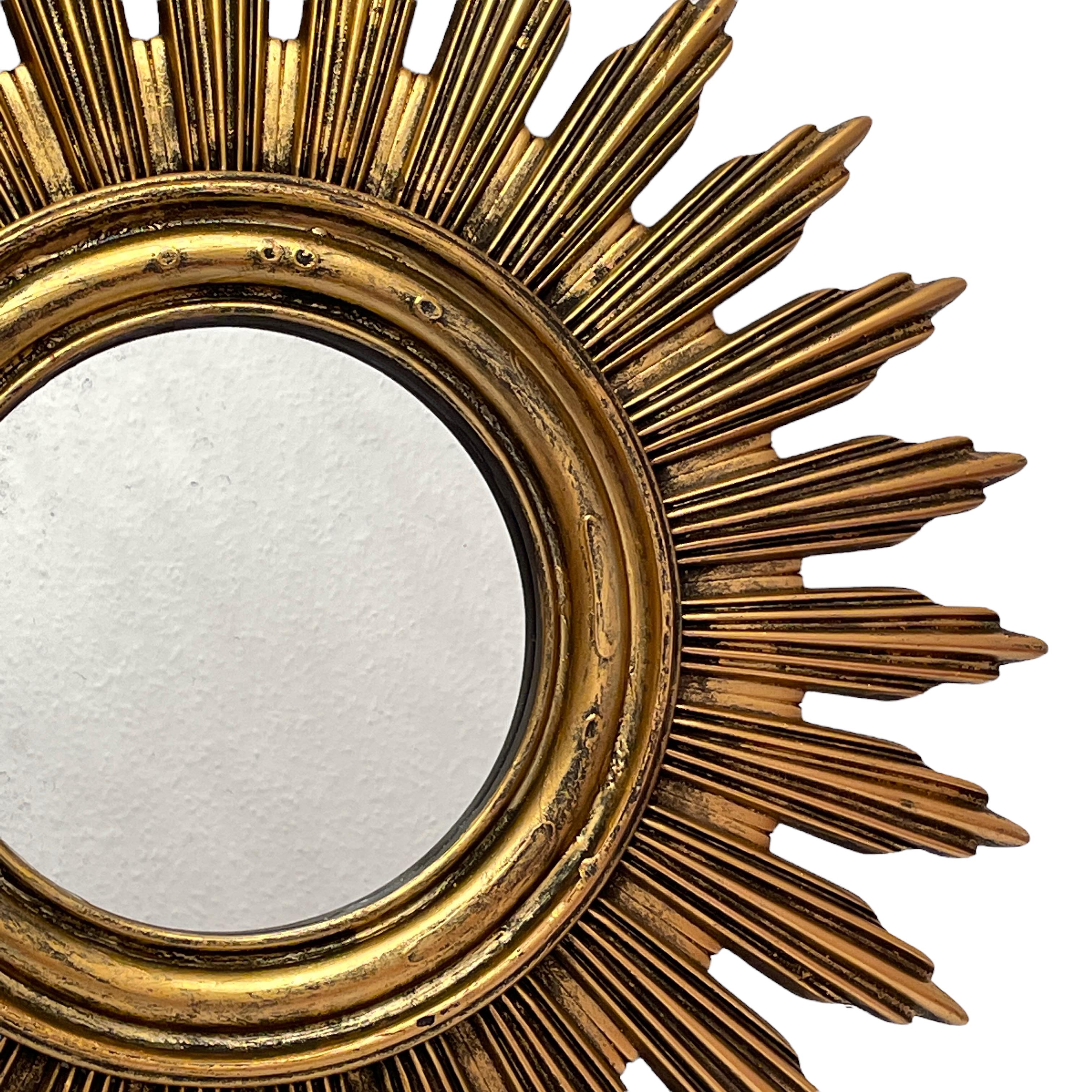 Hollywood Regency Superbe miroir étoilé Sunburst en résine dorée, Belgique, vers les années 1960 en vente