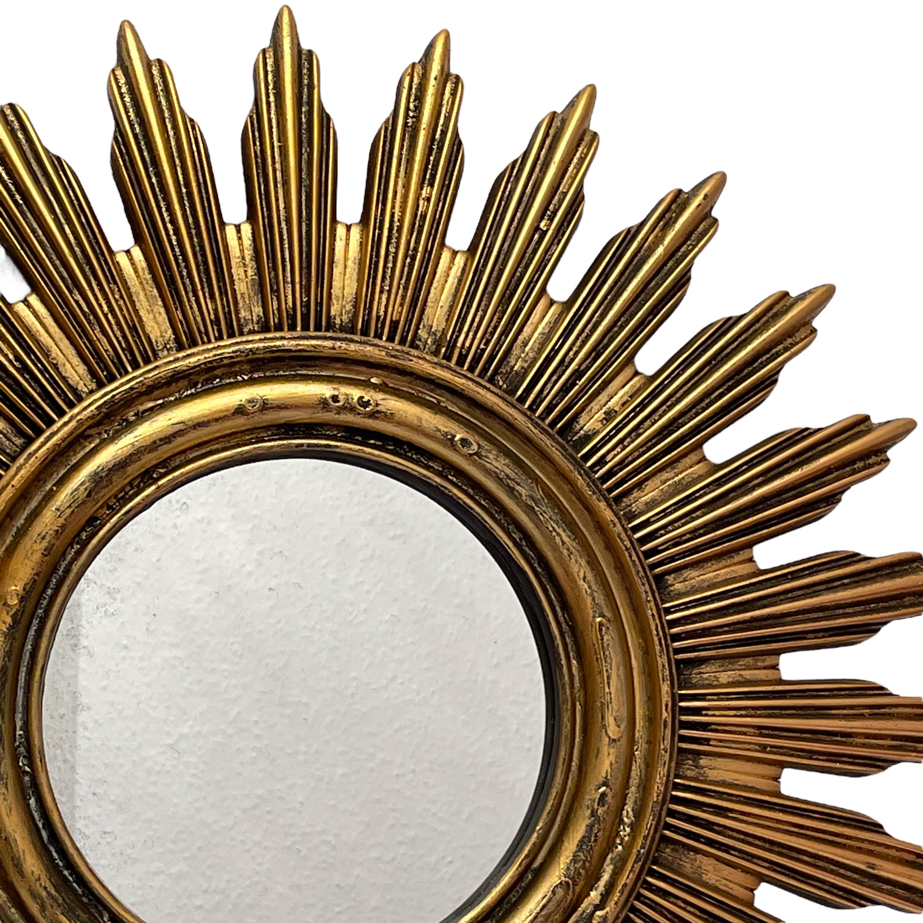 Belge Superbe miroir étoilé Sunburst en résine dorée, Belgique, vers les années 1960 en vente