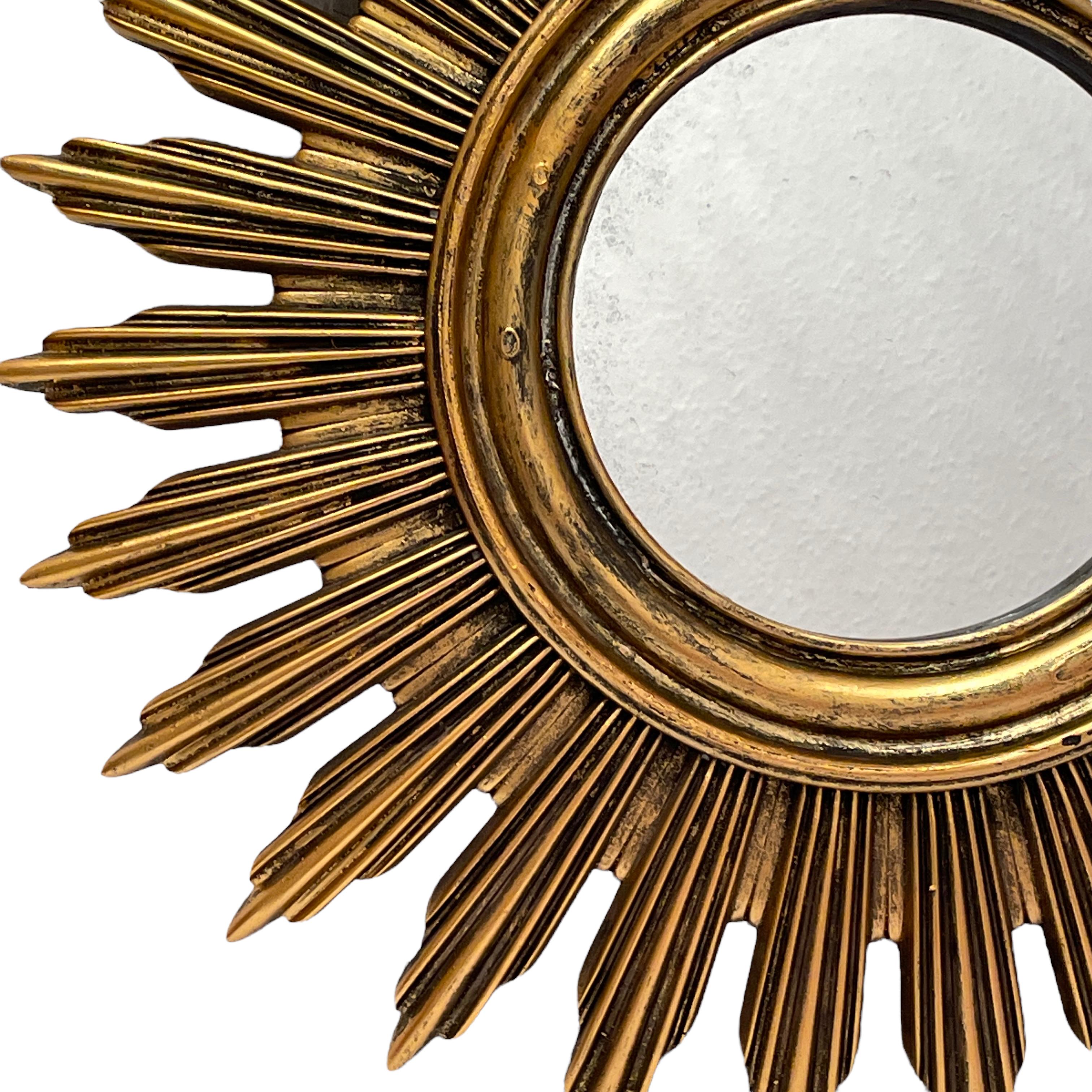 Milieu du XXe siècle Superbe miroir étoilé Sunburst en résine dorée, Belgique, vers les années 1960 en vente