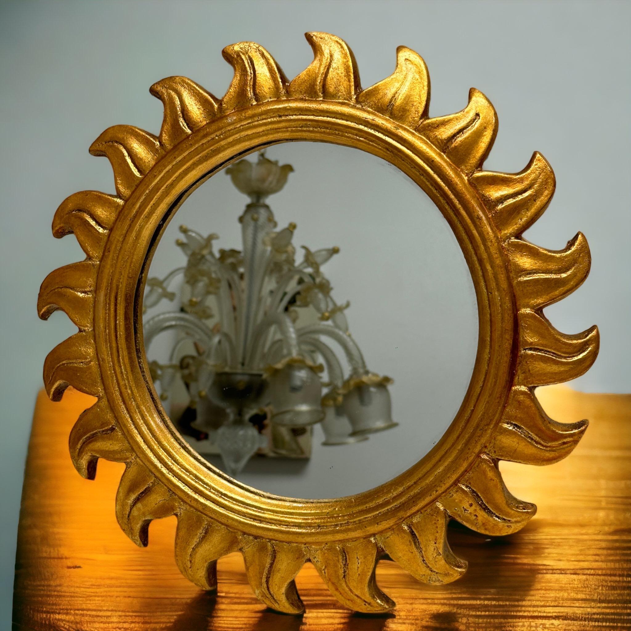 Un magnifique miroir solaire en forme d'étoile ou de soleil. Fabriqué en résine dorée. Aucun éclat, aucune fissure, aucune réparation. Il mesure environ 14,5 pouces de diamètre, le miroir lui-même mesure environ 9,13 pouces de diamètre. Il se tient