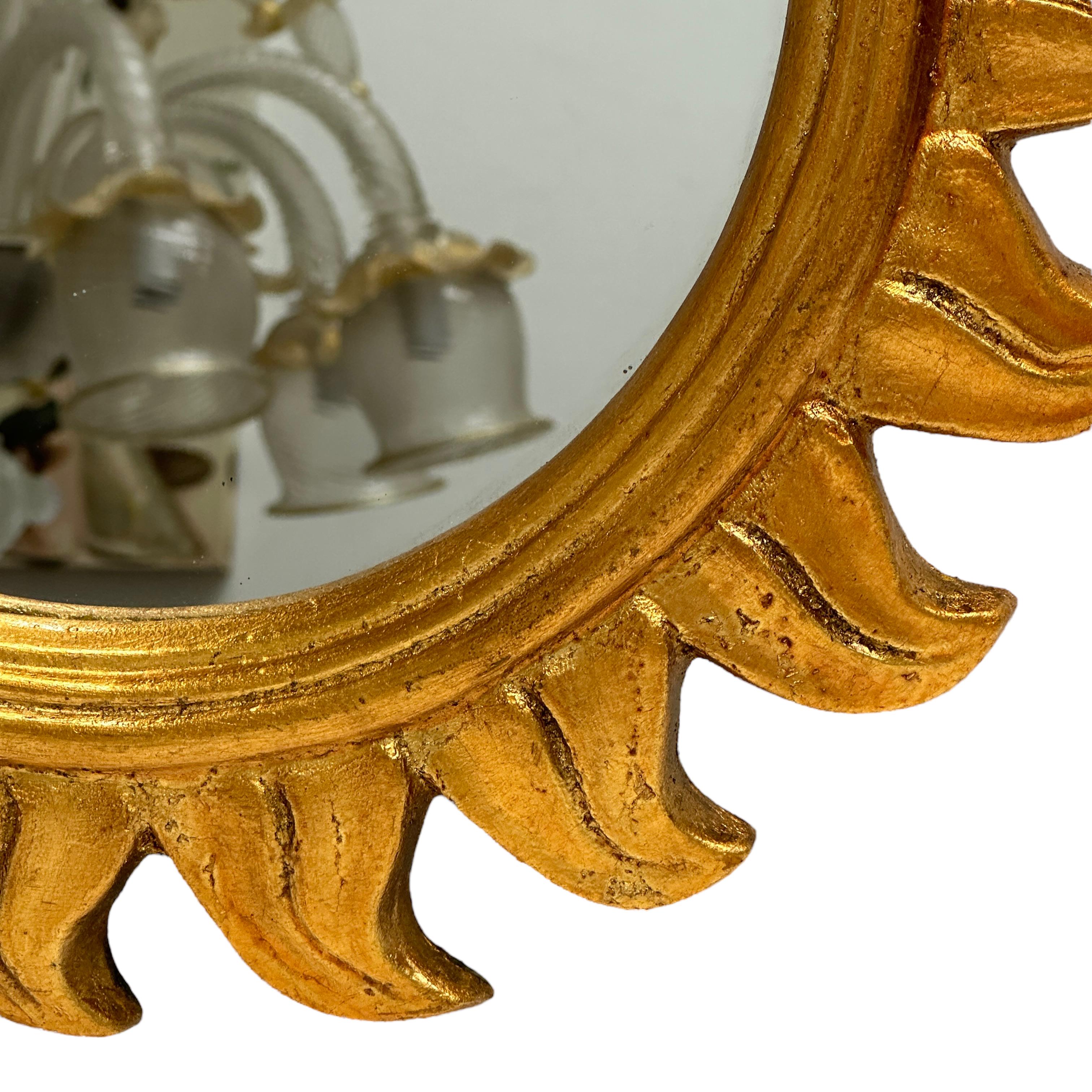 Hollywood Regency Superbe miroir étoilé Sunburst en résine dorée, Belgique, vers 1970 en vente