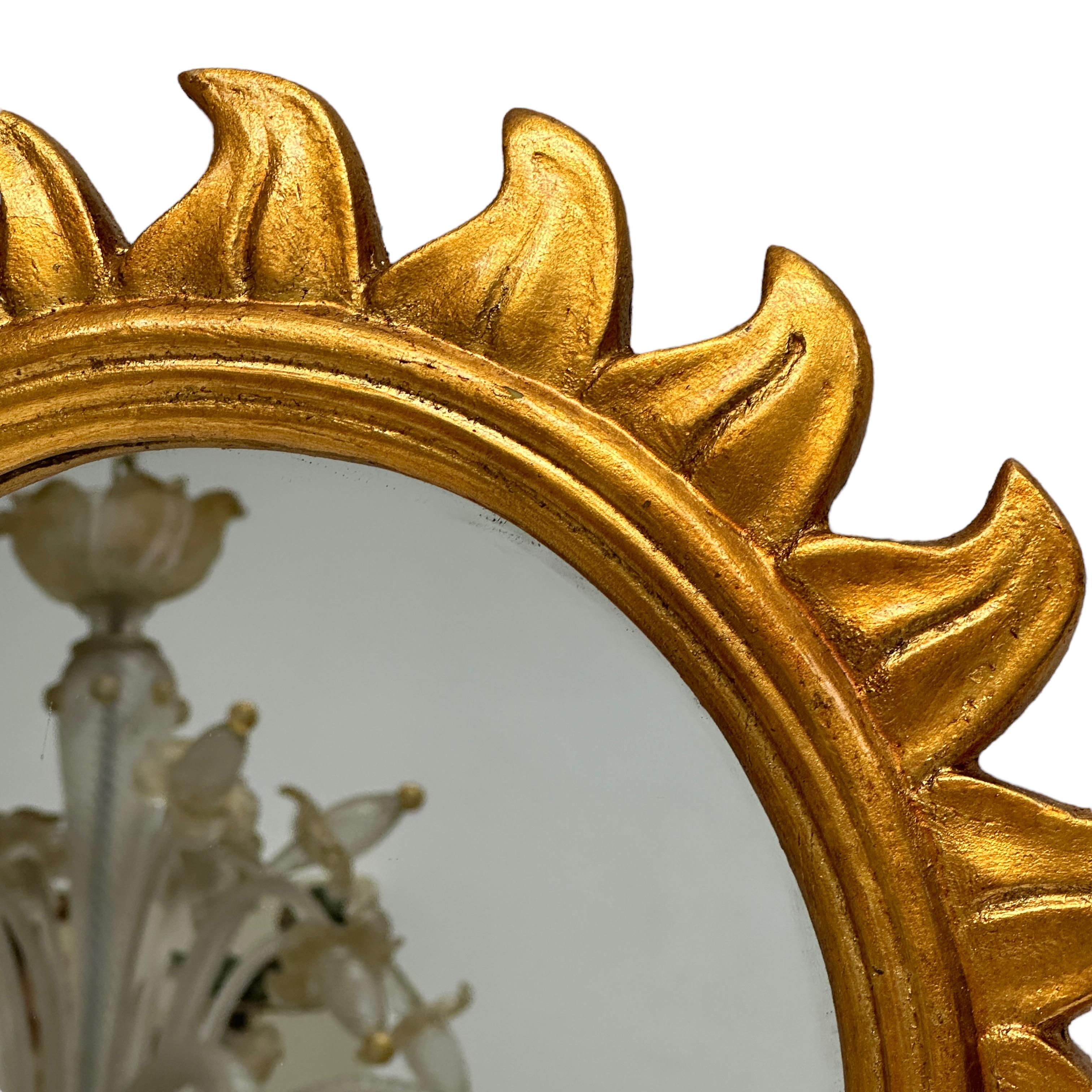 Fin du 20e siècle Superbe miroir étoilé Sunburst en résine dorée, Belgique, vers 1970 en vente