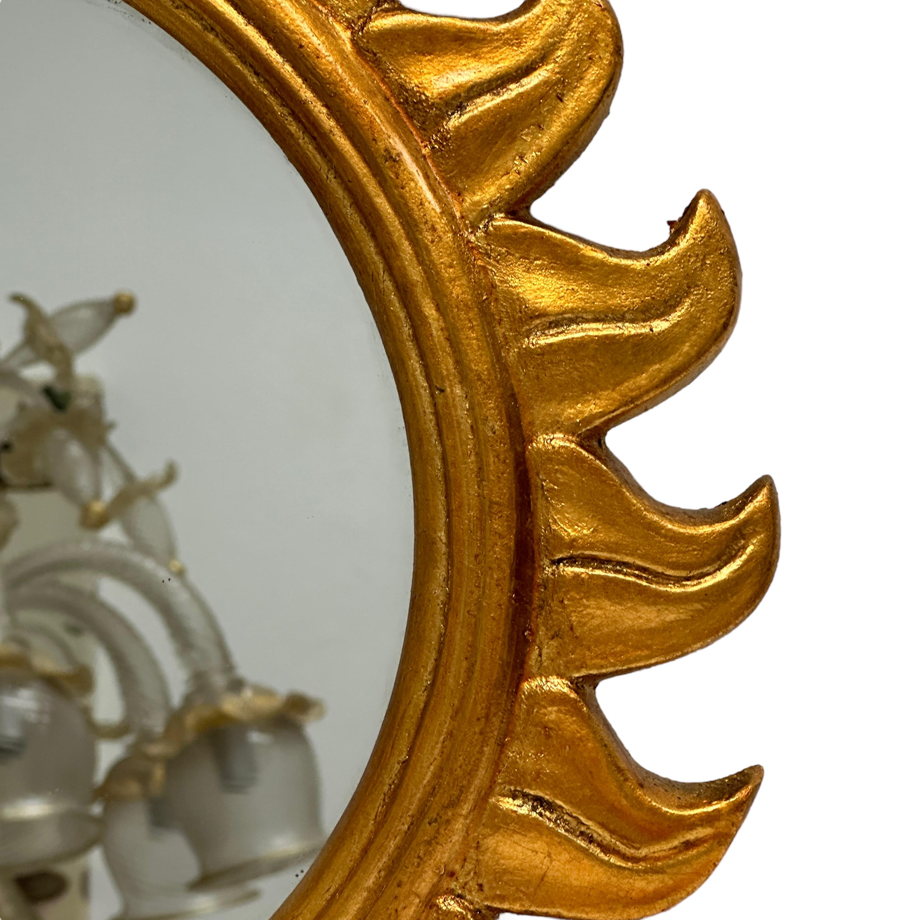 Miroir Superbe miroir étoilé Sunburst en résine dorée, Belgique, vers 1970 en vente
