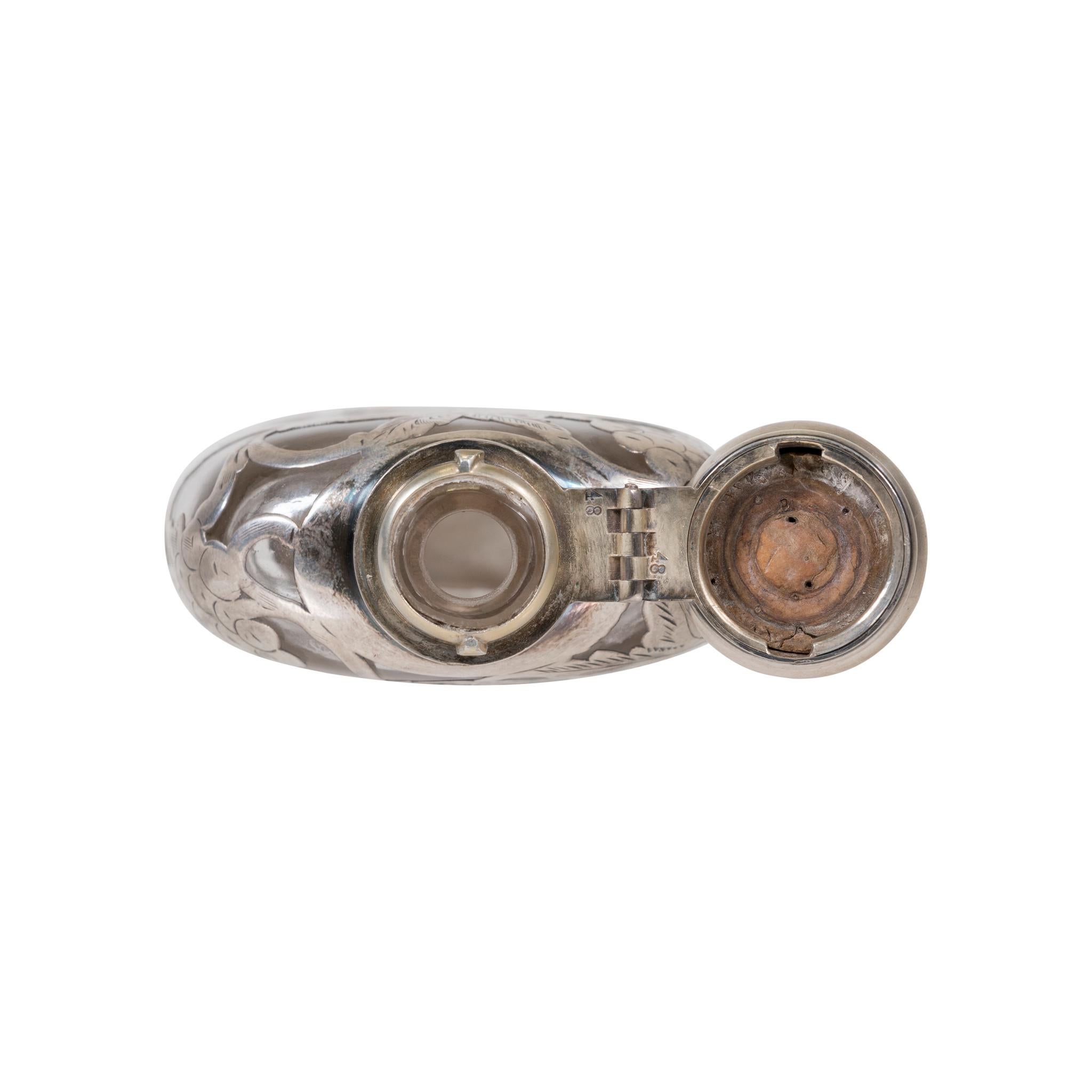 Excepcional petaca de plata de ley con un hermoso diseño grabado de vides y hojas. Regalo antiguo perfecto para usar o exponer.

Periodo: Último cuarto del siglo XIX
Origen: EE.UU.
Tamaño: 3
