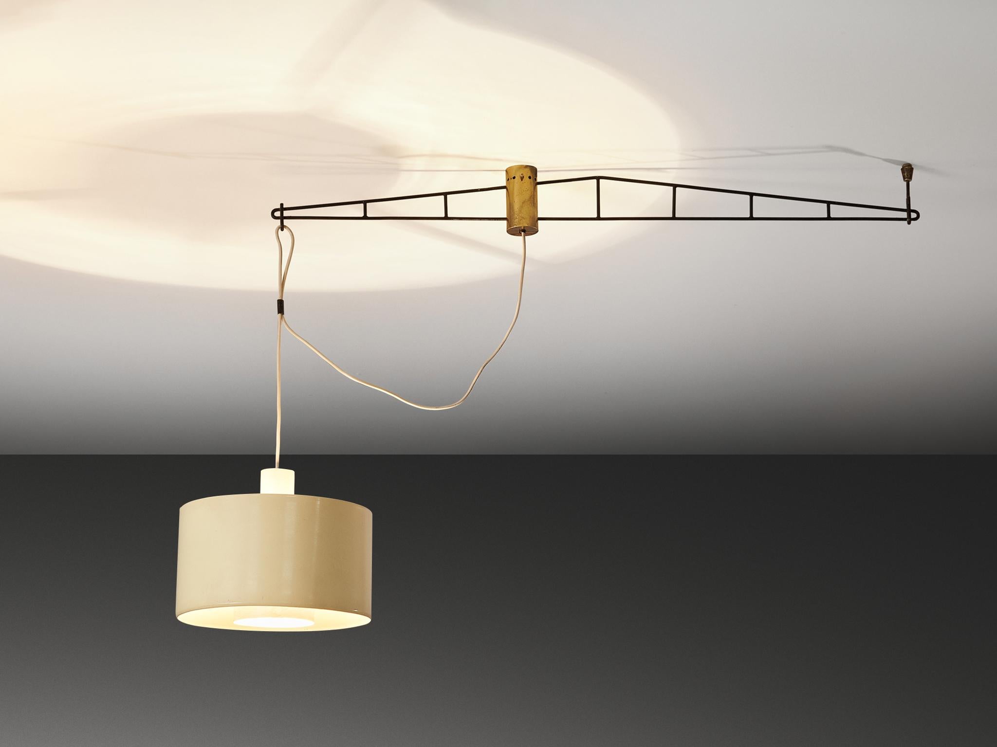 Stilnovo, lampadario, ottone, metallo laccato, Italia, anni '50

Questo raffinato lampadario di Stilnovo è un perfetto rappresentante del Mid-Century Design italiano degli anni Cinquanta. Un paralume a doppio strato di colore bianco sporco è