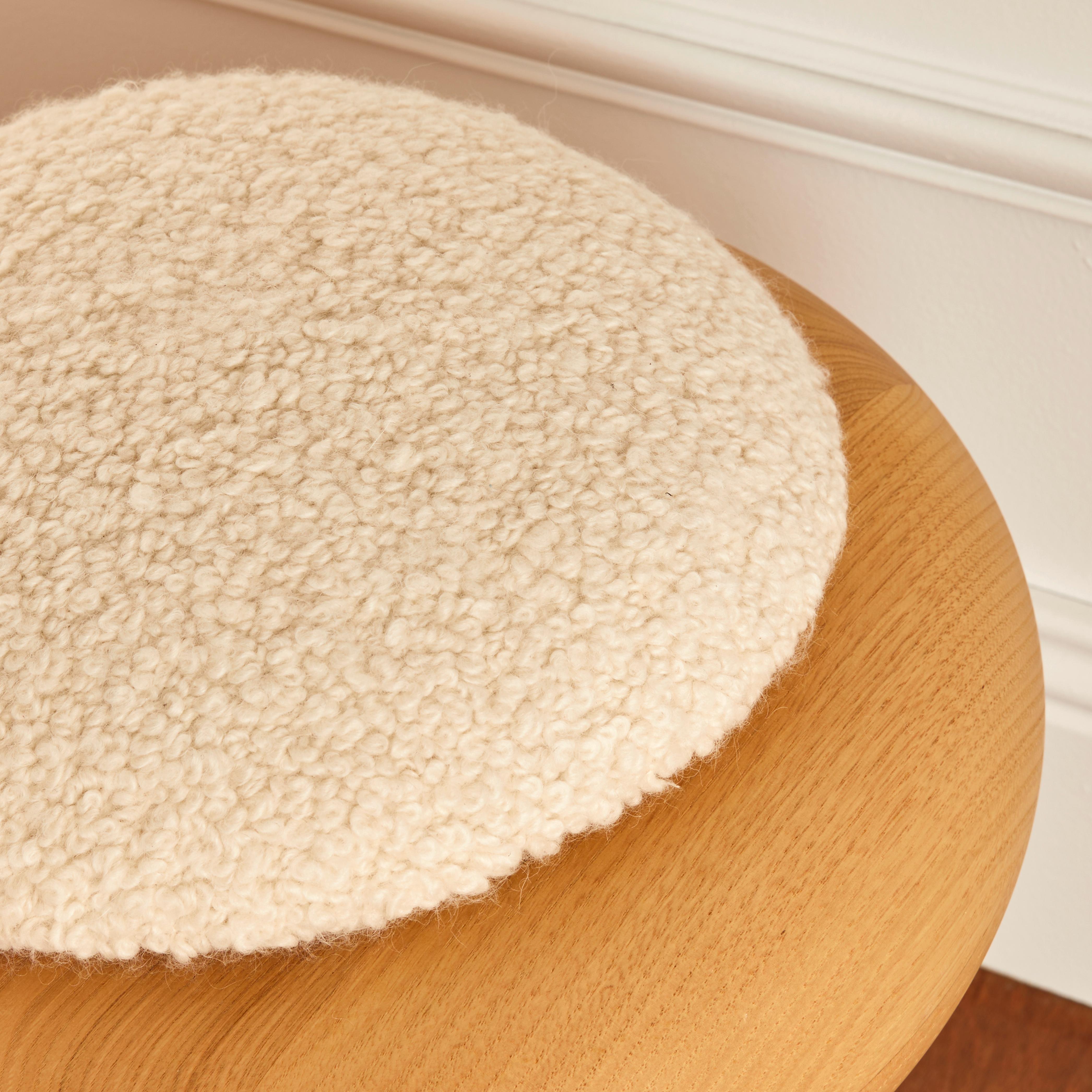 Massive wood stool with a seating cushion upholstered with a white bouclette fabric.
Creation signed by G. NICOLET.
France, 2025

