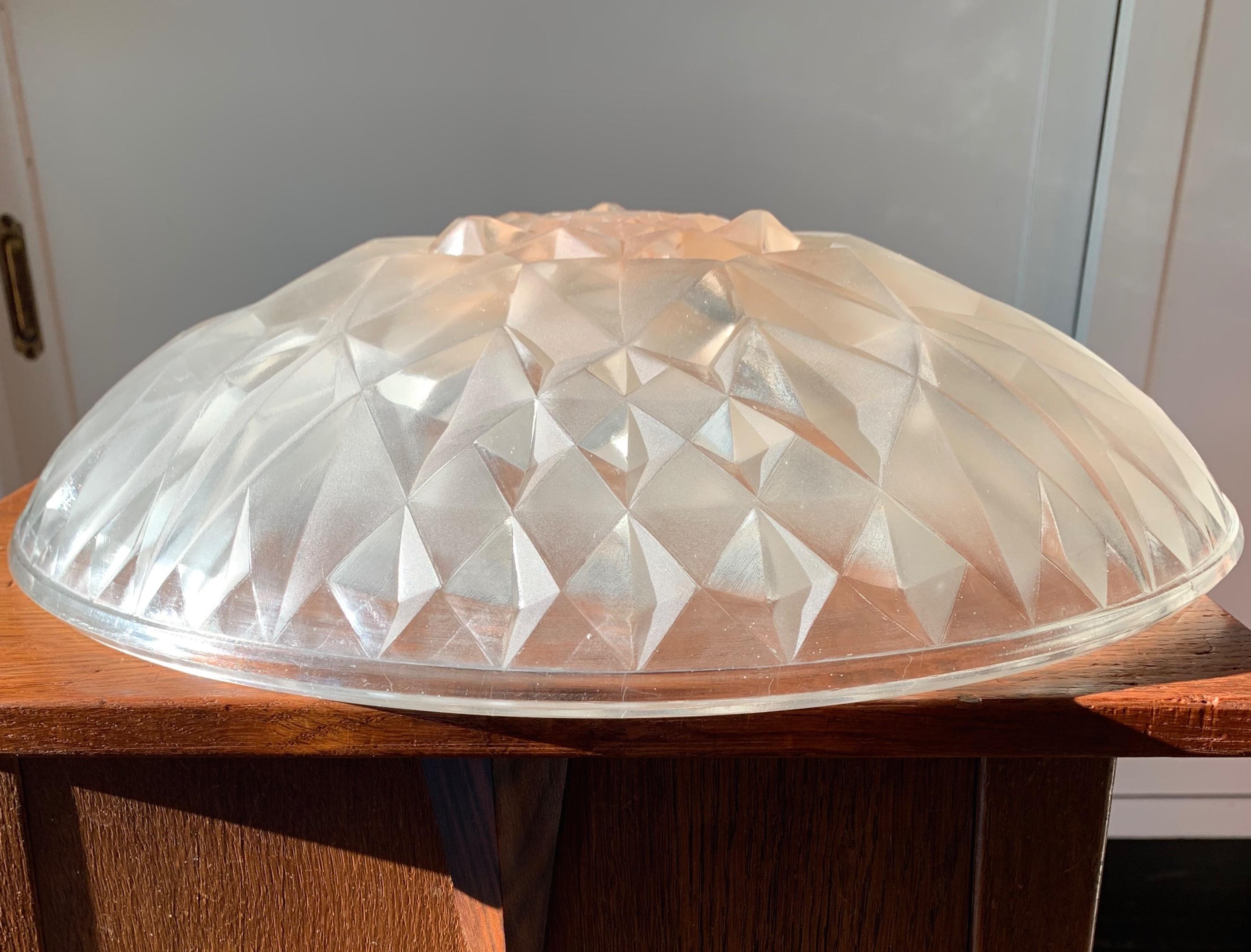 Superbe et élégant bol en verre Art Déco français de forme géométrique par A. Hunebelle en vente 3