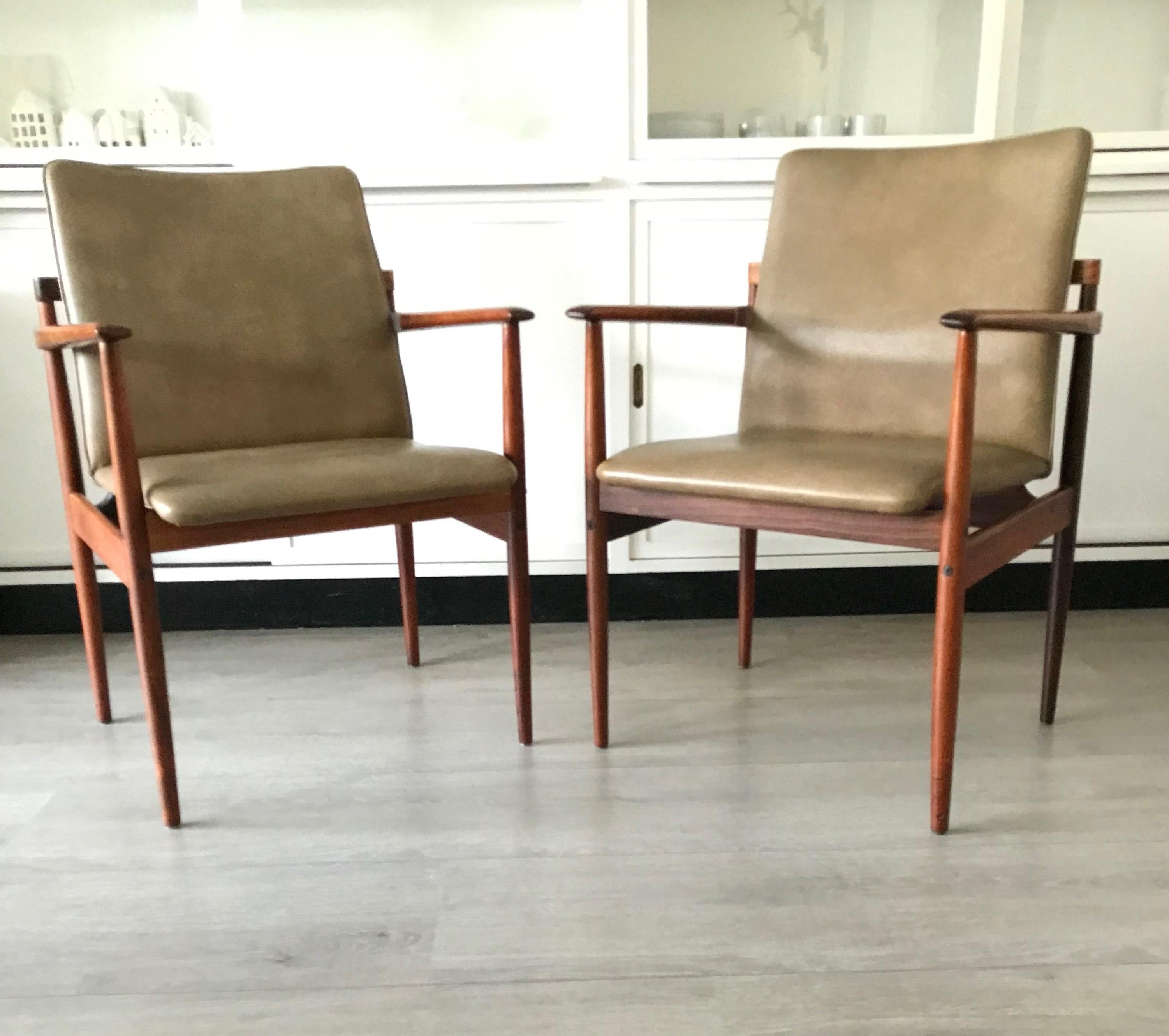 Stunning & Stylish Pair of Handcrafted Midcentury Modern Solid Wooden Armchairs For Sale 4