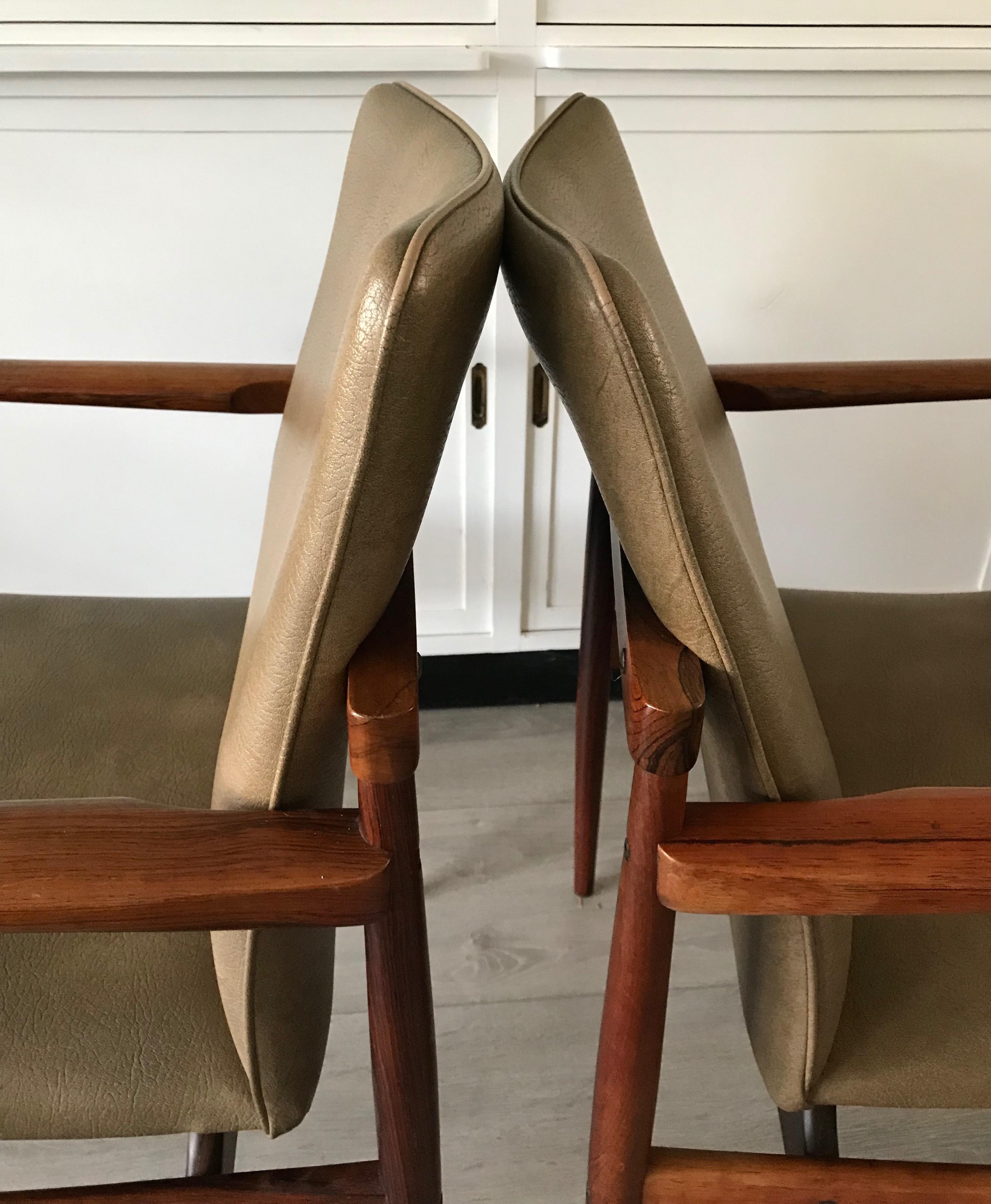 Superbe et élégante paire de fauteuils en bois massif fabriqués à la main, de style moderne du milieu du siècle dernier en vente 5