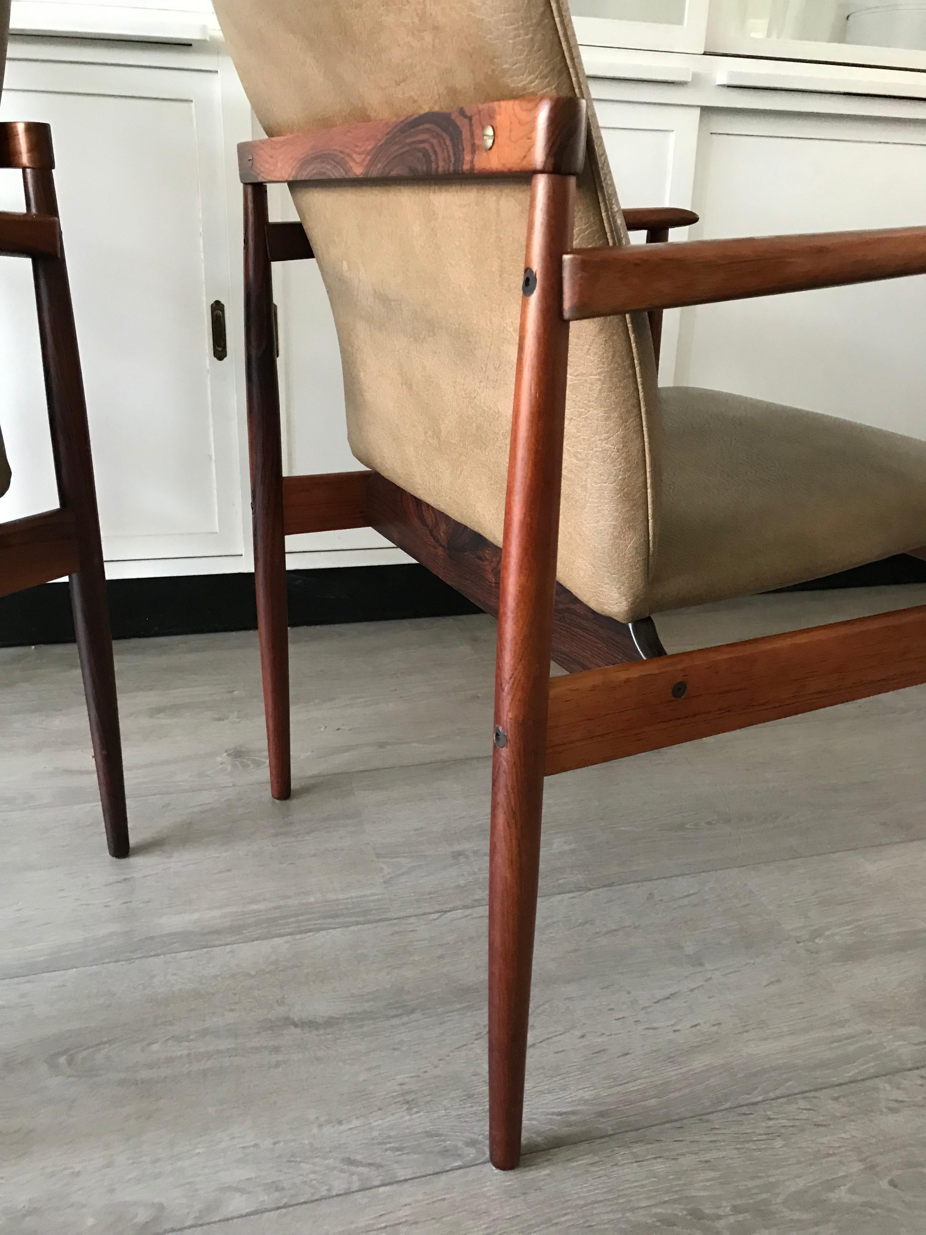 Superbe et élégante paire de fauteuils en bois massif fabriqués à la main, de style moderne du milieu du siècle dernier en vente 6