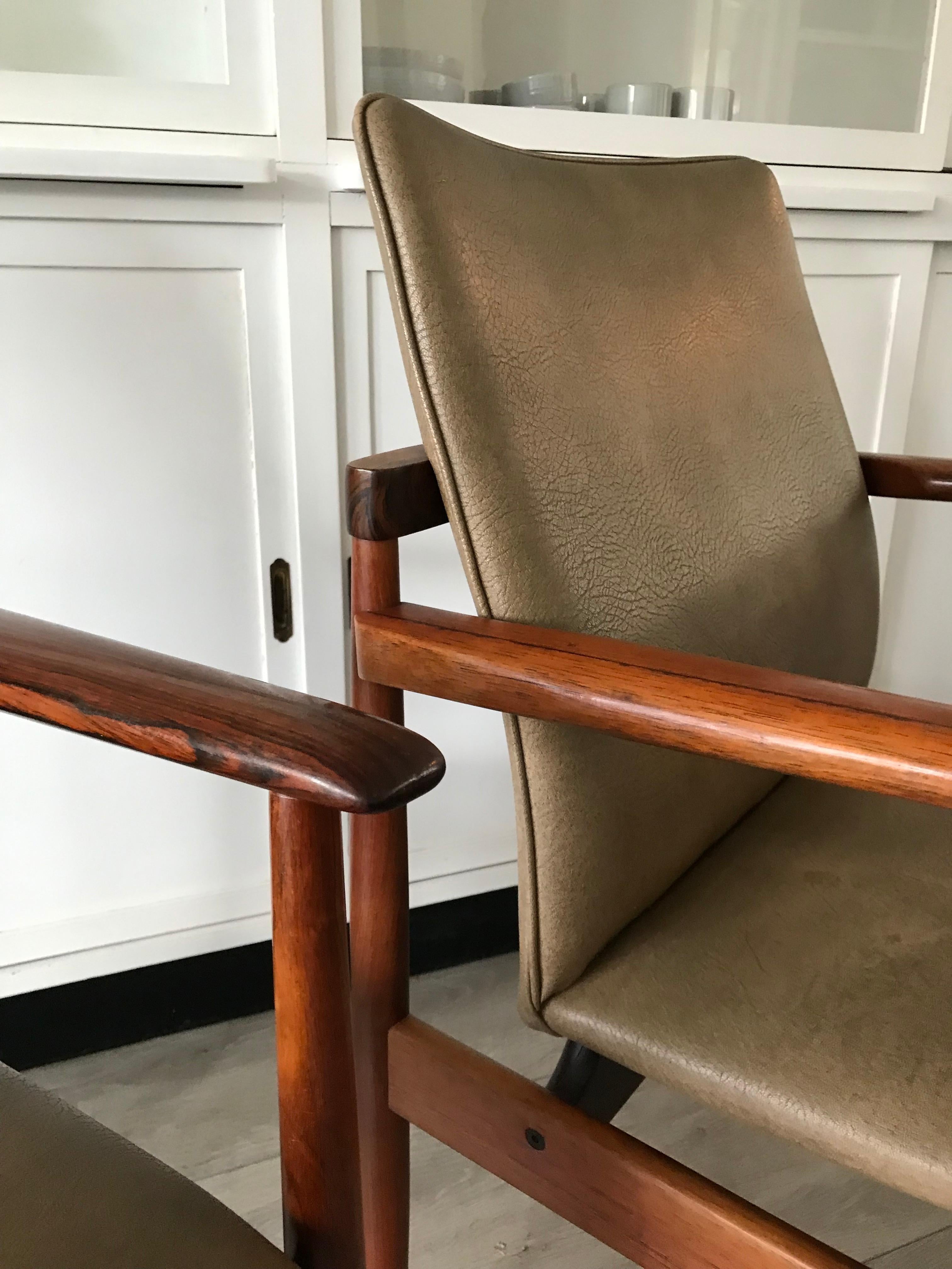 Superbe et élégante paire de fauteuils en bois massif fabriqués à la main, de style moderne du milieu du siècle dernier en vente 8