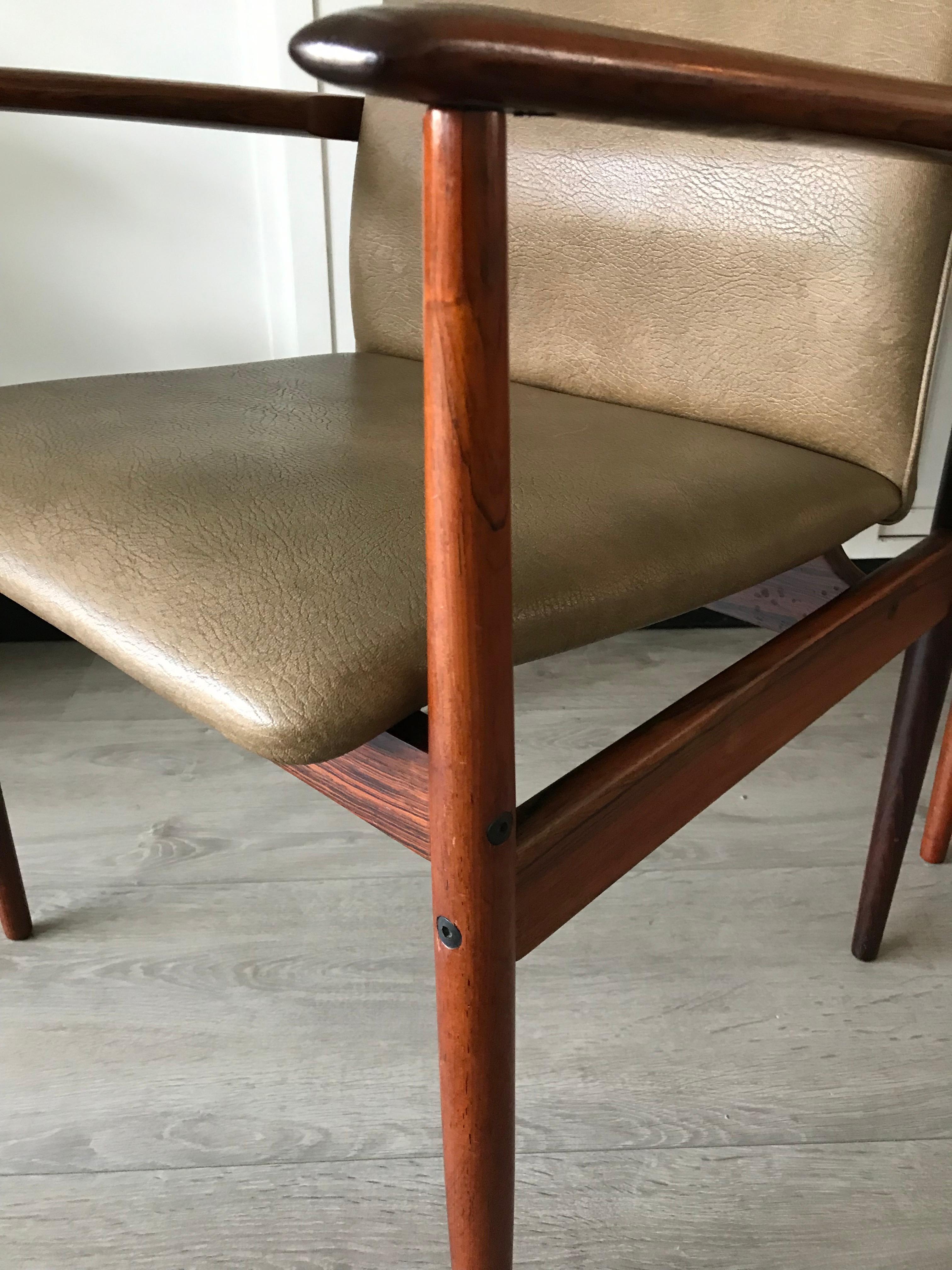 Superbe et élégante paire de fauteuils en bois massif fabriqués à la main, de style moderne du milieu du siècle dernier en vente 9