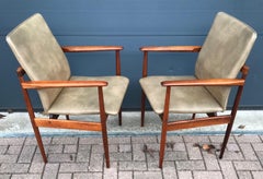 Impresionante y elegante pareja de sillones artesanales de madera maciza modernos de mediados de siglo