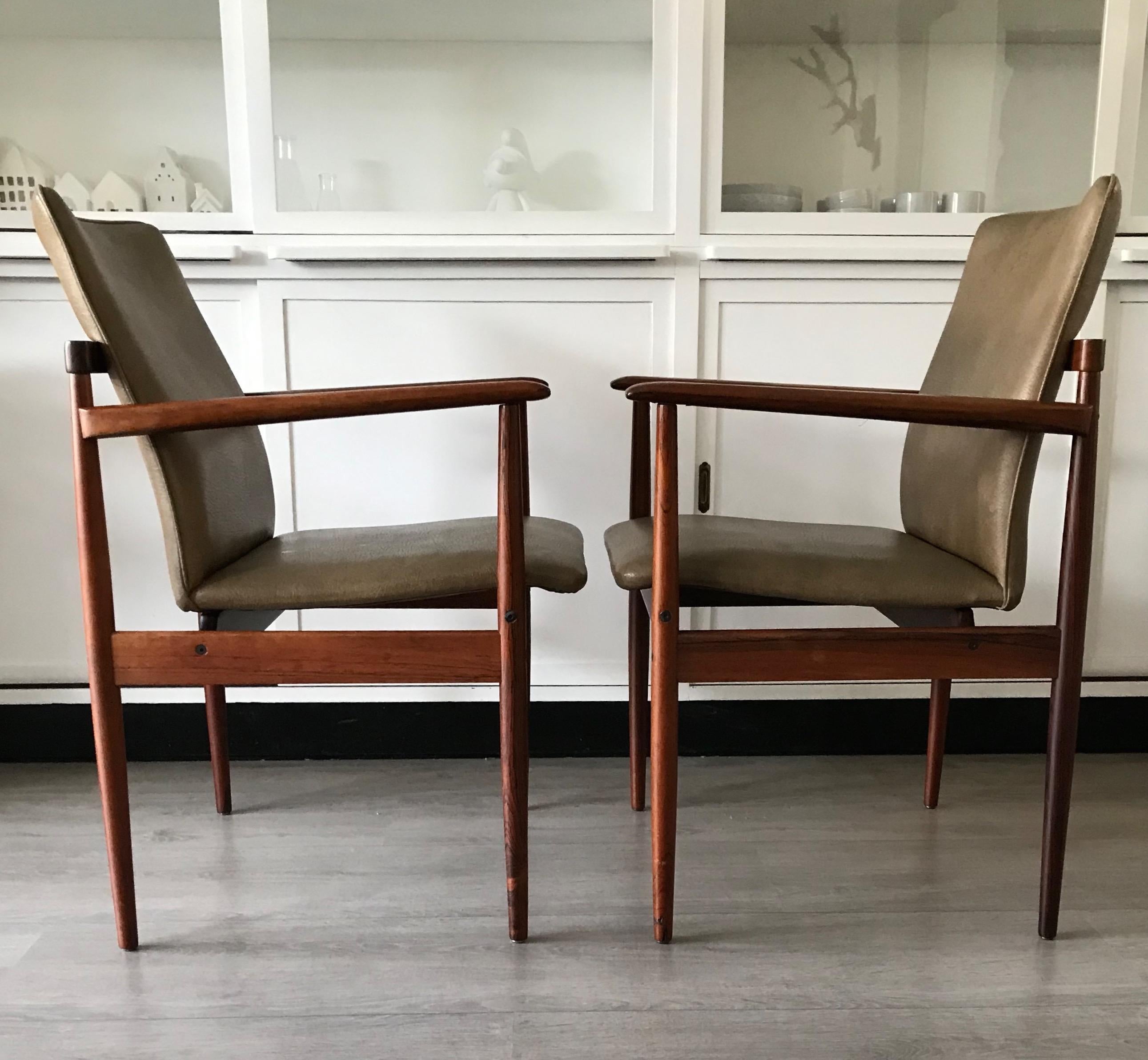 Mid-Century Modern Superbe et élégante paire de fauteuils en bois massif fabriqués à la main, de style moderne du milieu du siècle dernier en vente