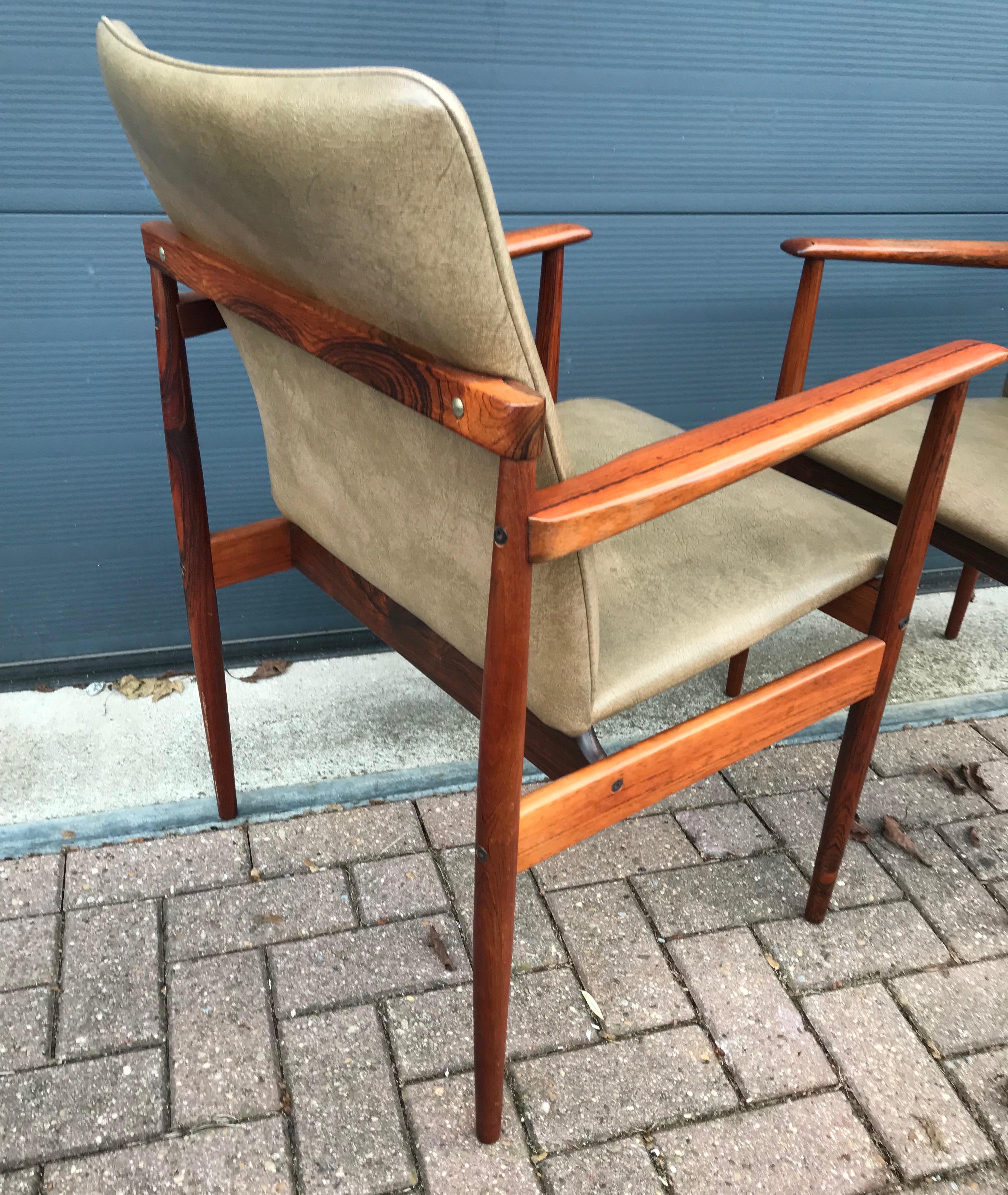 Européen Superbe et élégante paire de fauteuils en bois massif fabriqués à la main, de style moderne du milieu du siècle dernier en vente