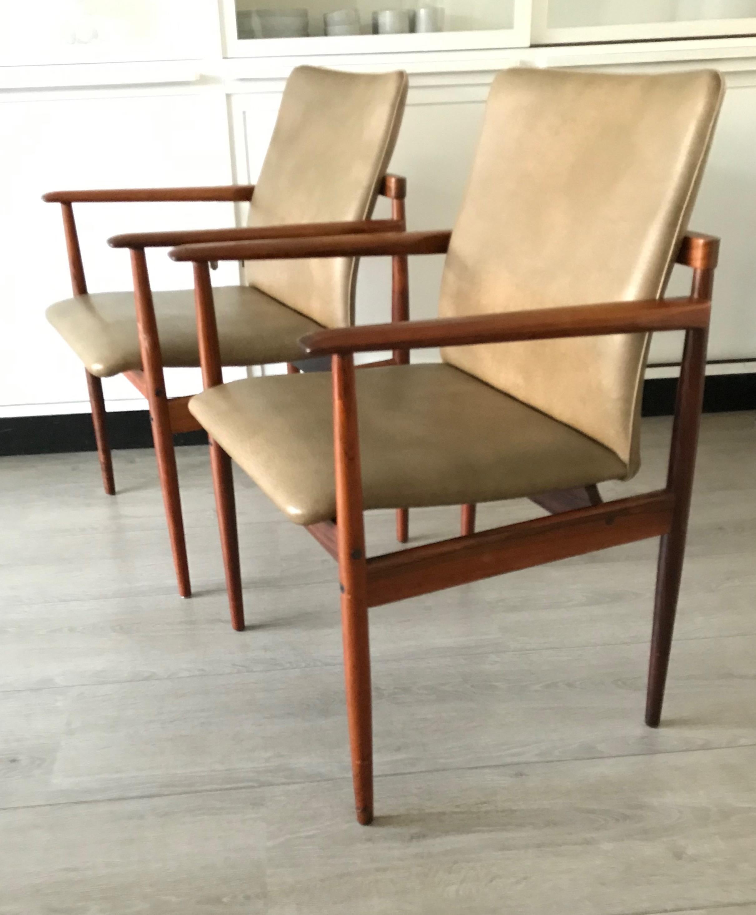 Fait main Superbe et élégante paire de fauteuils en bois massif fabriqués à la main, de style moderne du milieu du siècle dernier en vente