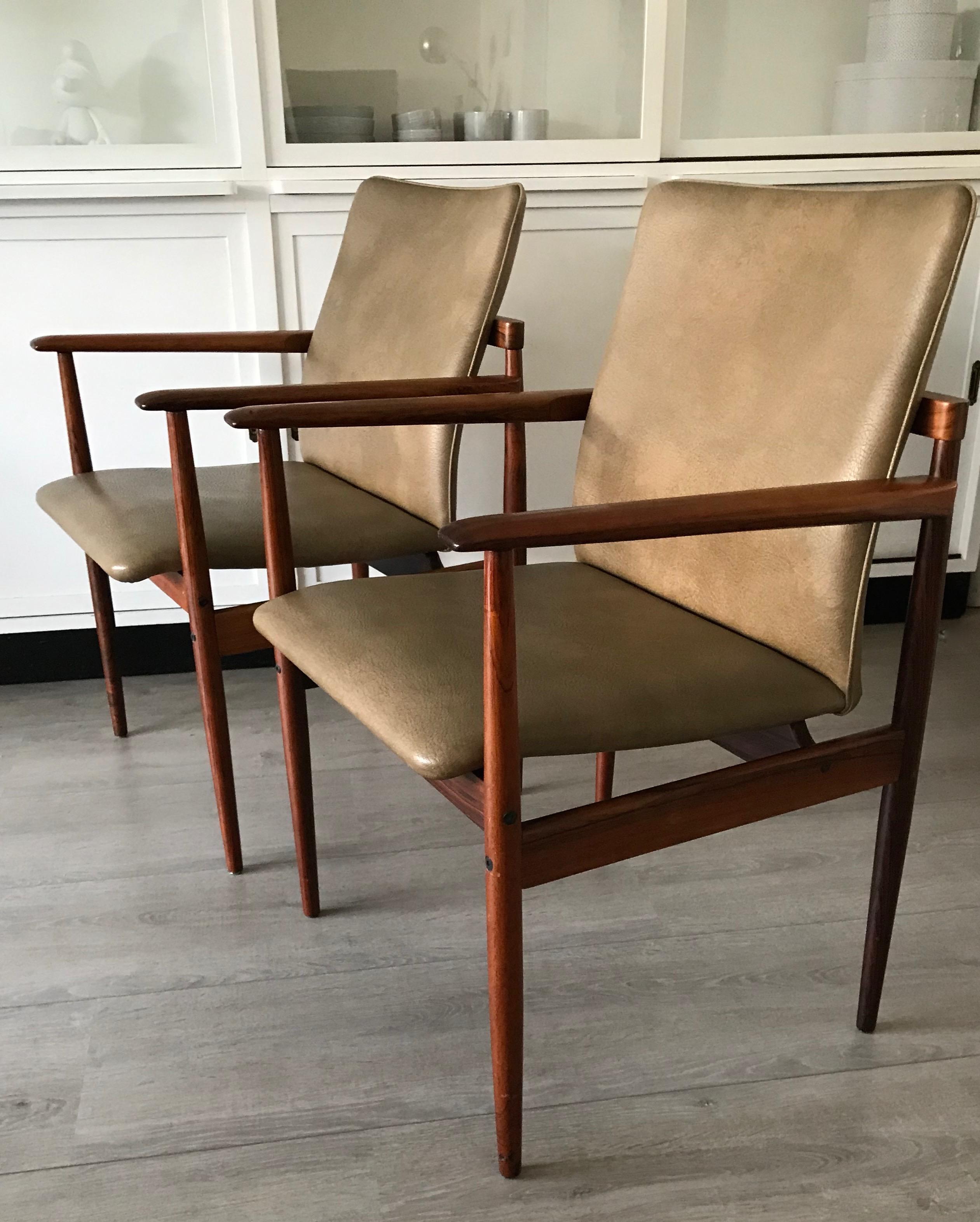 Stunning & Stylish Pair of Handcrafted Midcentury Modern Solid Wooden Armchairs In Good Condition For Sale In Lisse, NL