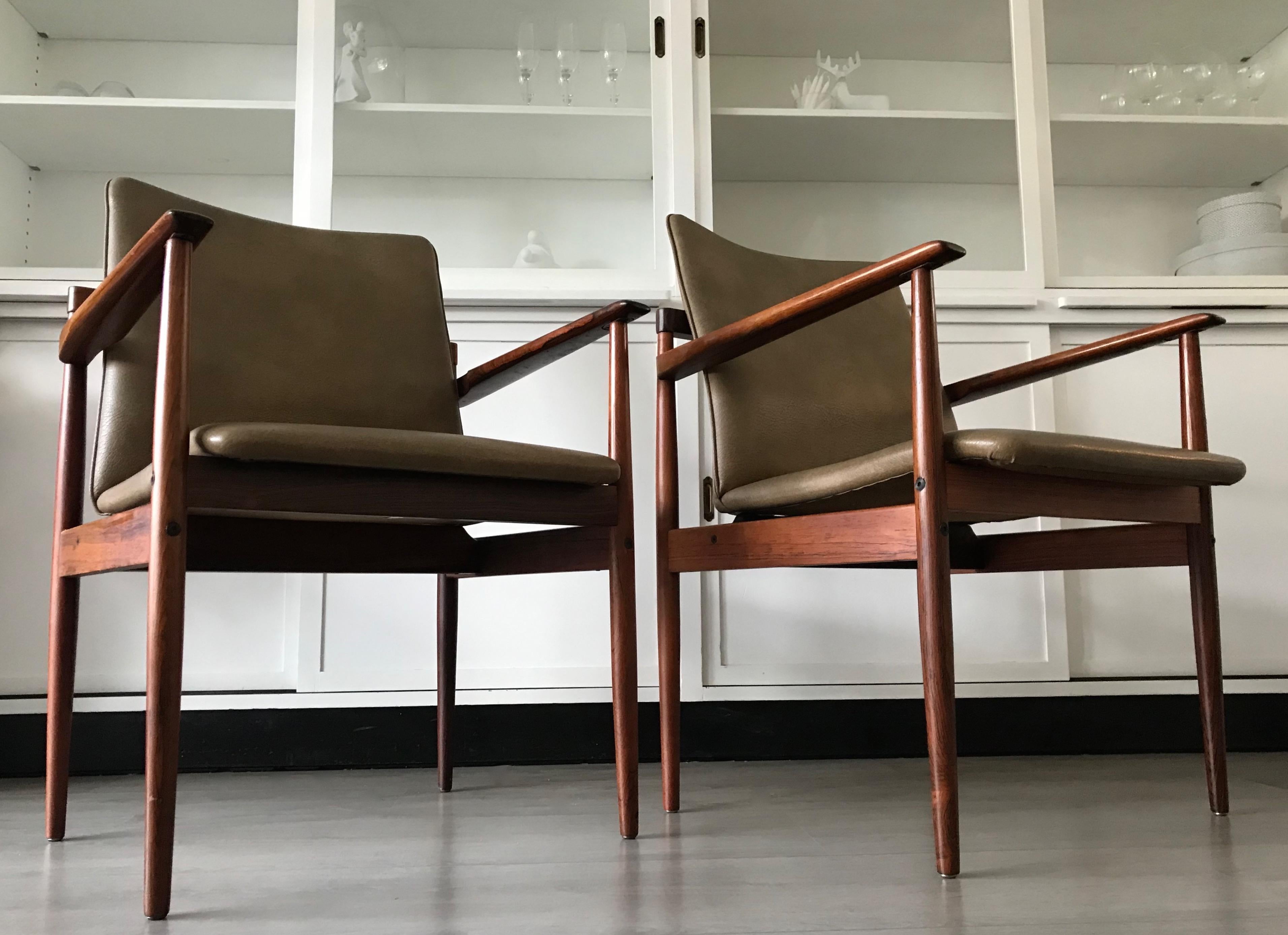 20ième siècle Superbe et élégante paire de fauteuils en bois massif fabriqués à la main, de style moderne du milieu du siècle dernier en vente