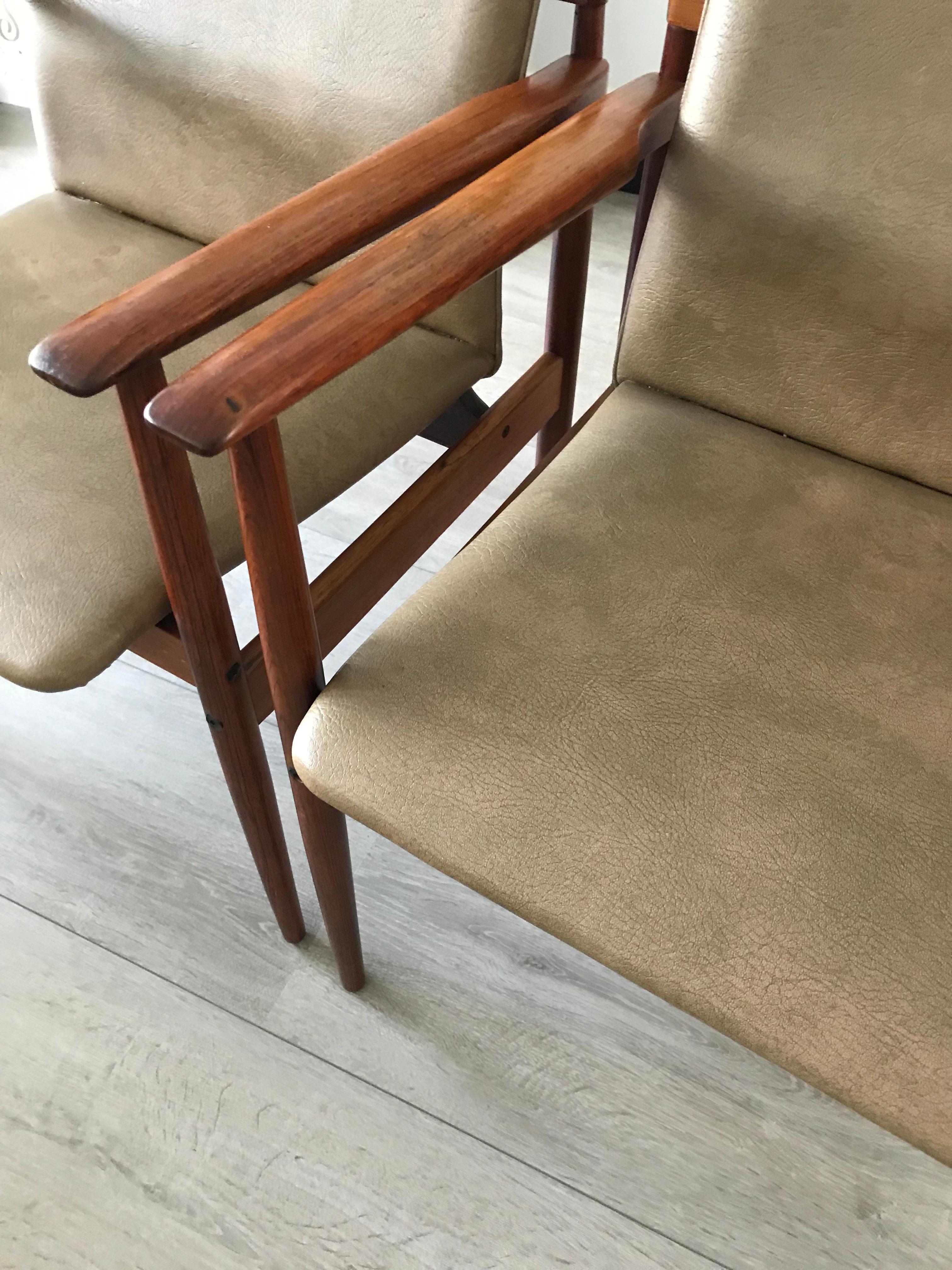 Bois de feuillus Superbe et élégante paire de fauteuils en bois massif fabriqués à la main, de style moderne du milieu du siècle dernier en vente