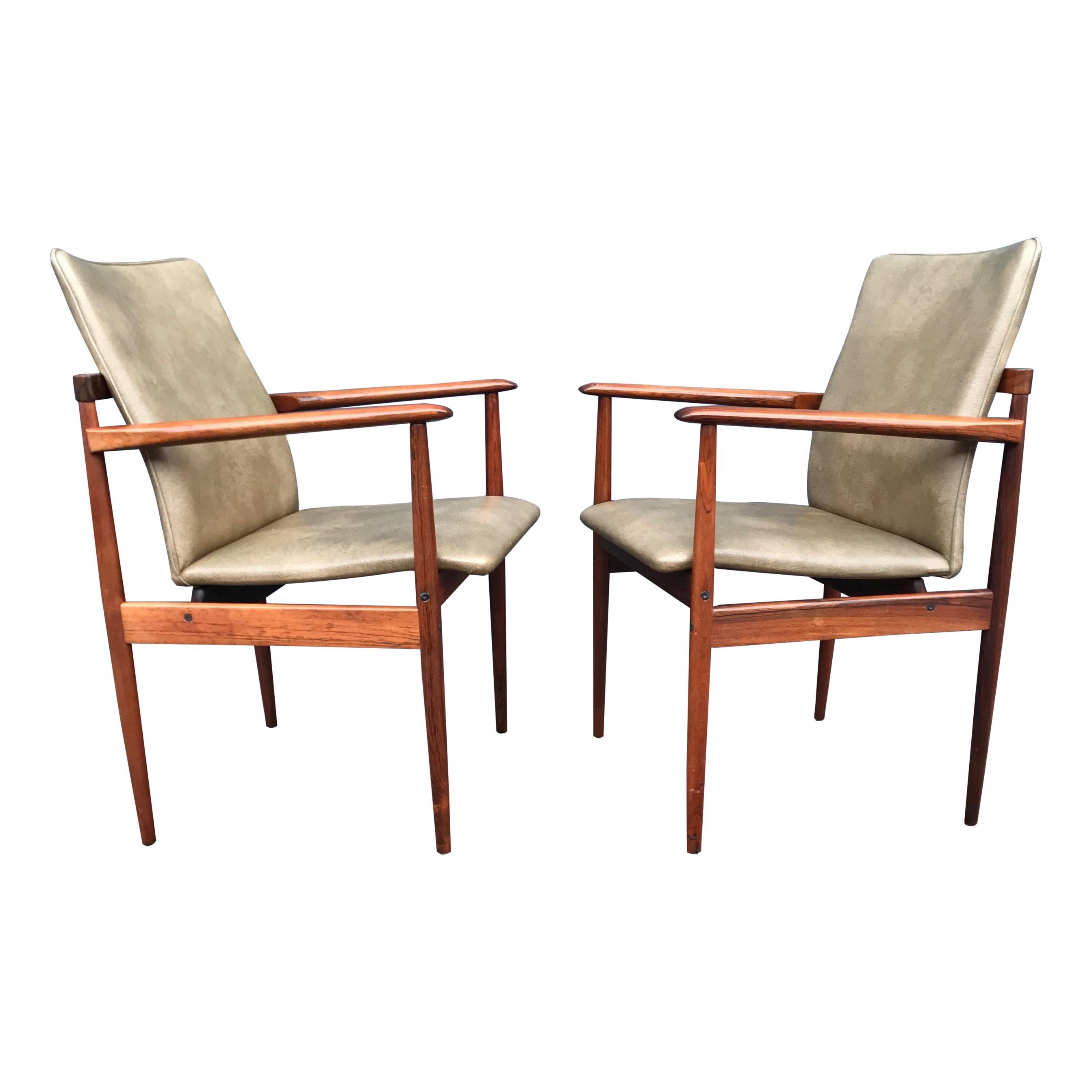 Superbe et élégante paire de fauteuils en bois massif fabriqués à la main, de style moderne du milieu du siècle dernier