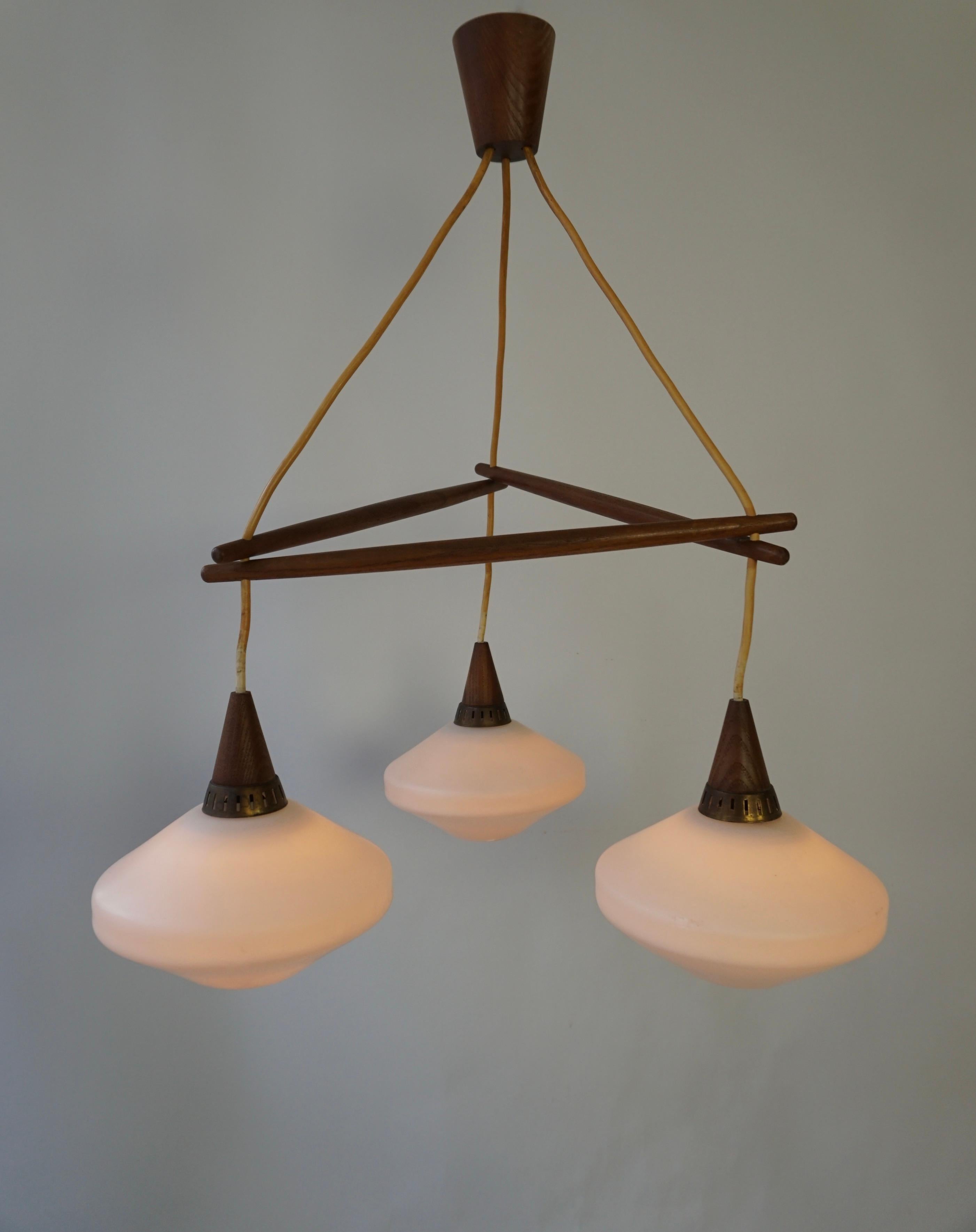 Stunning & Stylish & Rare Mid-Century Modern 3 Light Glass & Teakwood Chandelier In Good Condition For Sale In Antwerp, BE