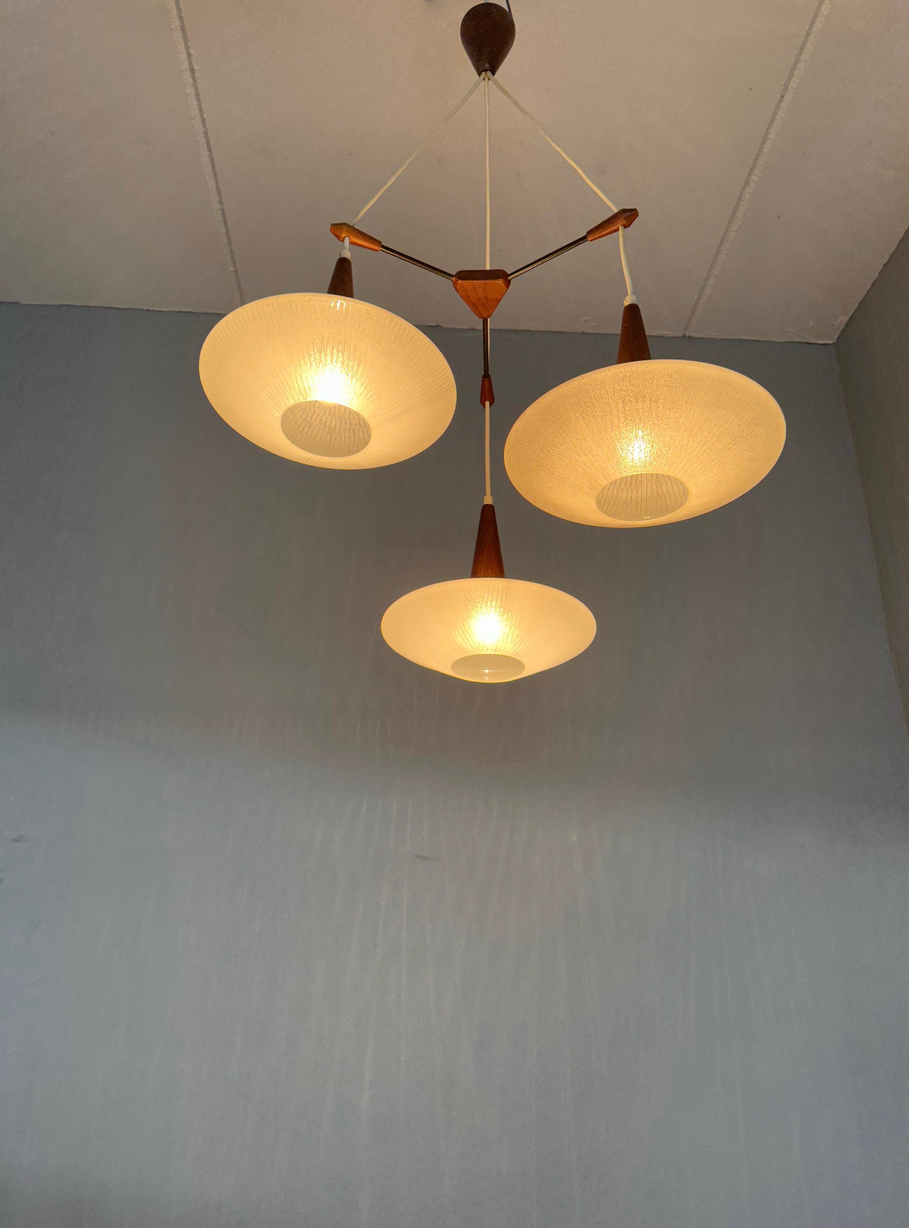 Stunning & Stylish & Rare Mid-Century Modern 3 Light Glass & Teakwood Chandelier In Excellent Condition For Sale In Lisse, NL