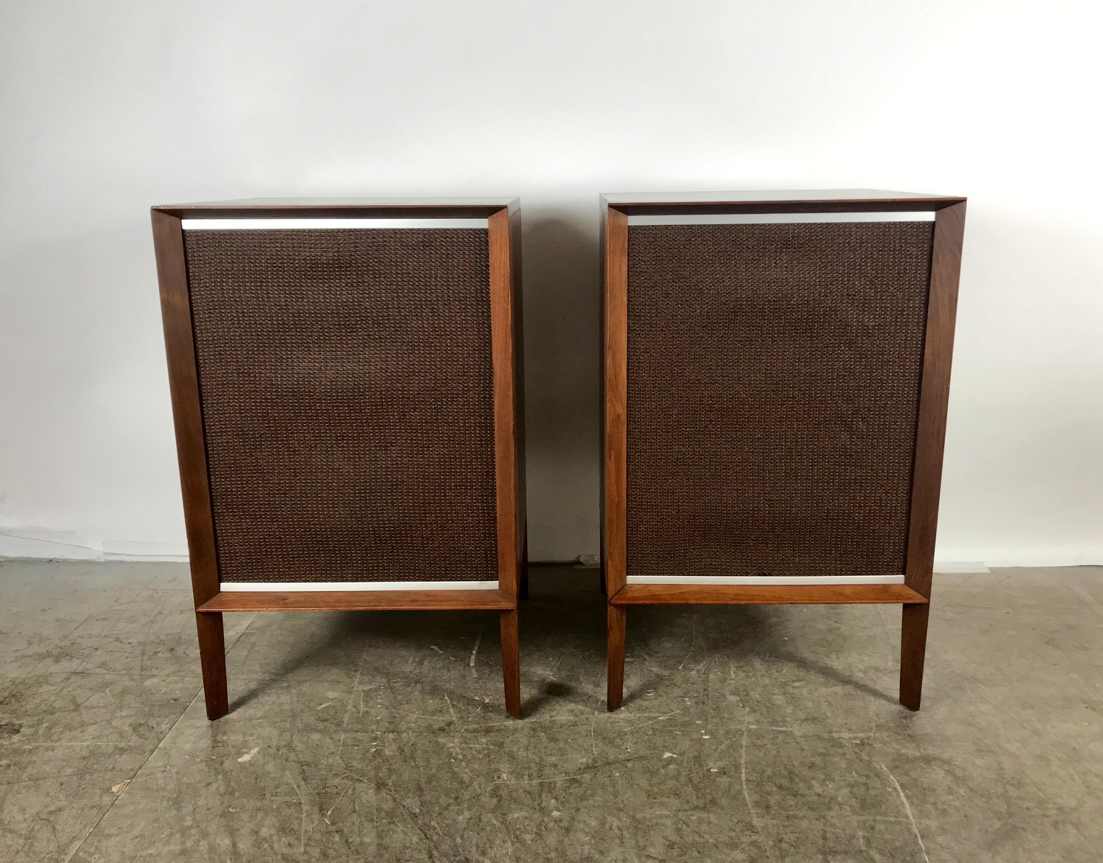 Atemberaubende stilisierte Mid-Century Modern Electro Voice Stereo-Sessel aus Nussbaumholz (Moderne der Mitte des Jahrhunderts) im Angebot