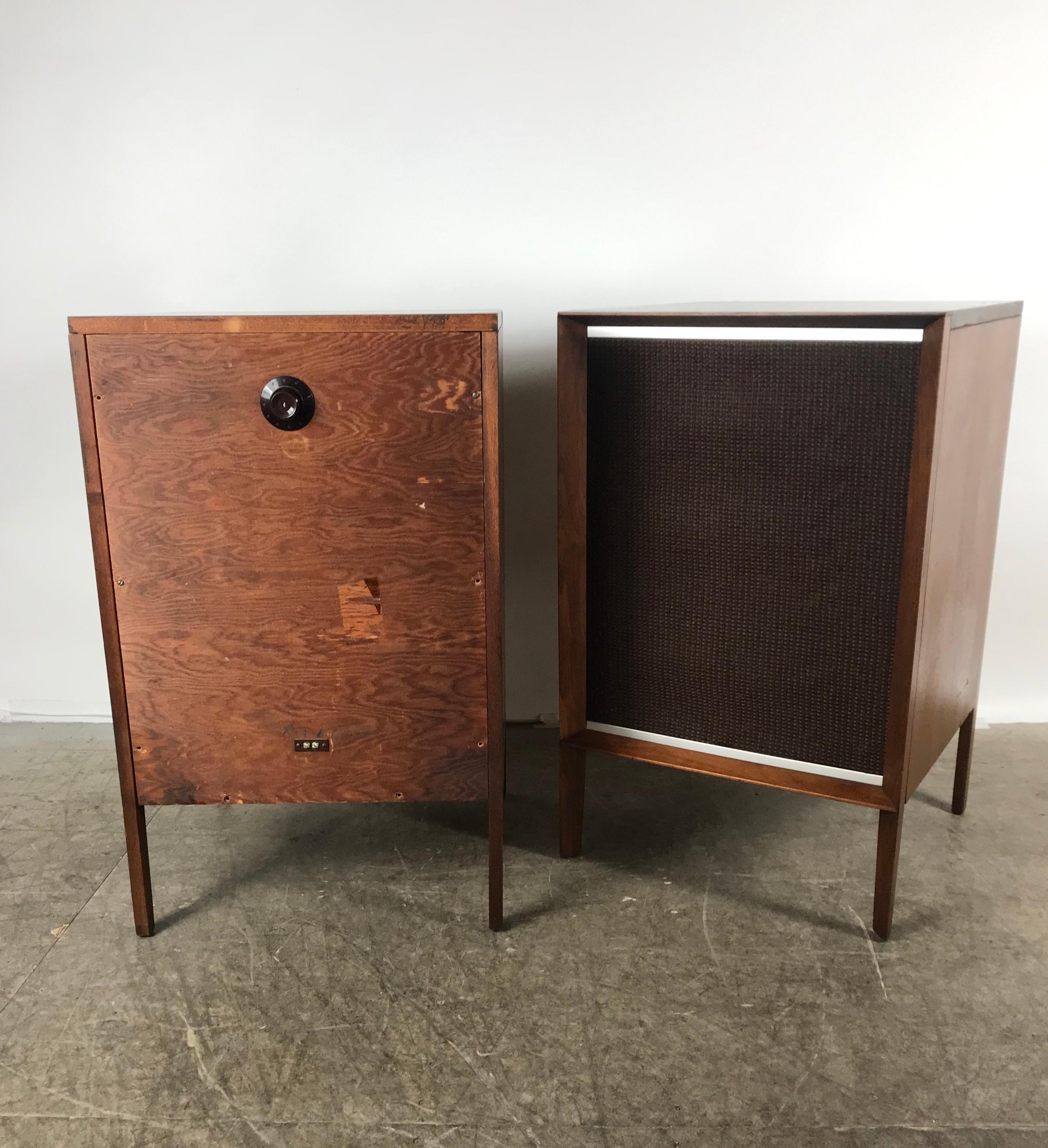 Stunning Stylized Mid-Century Modern Electro Voice Stereo Speakers in Walnut In Good Condition For Sale In Buffalo, NY