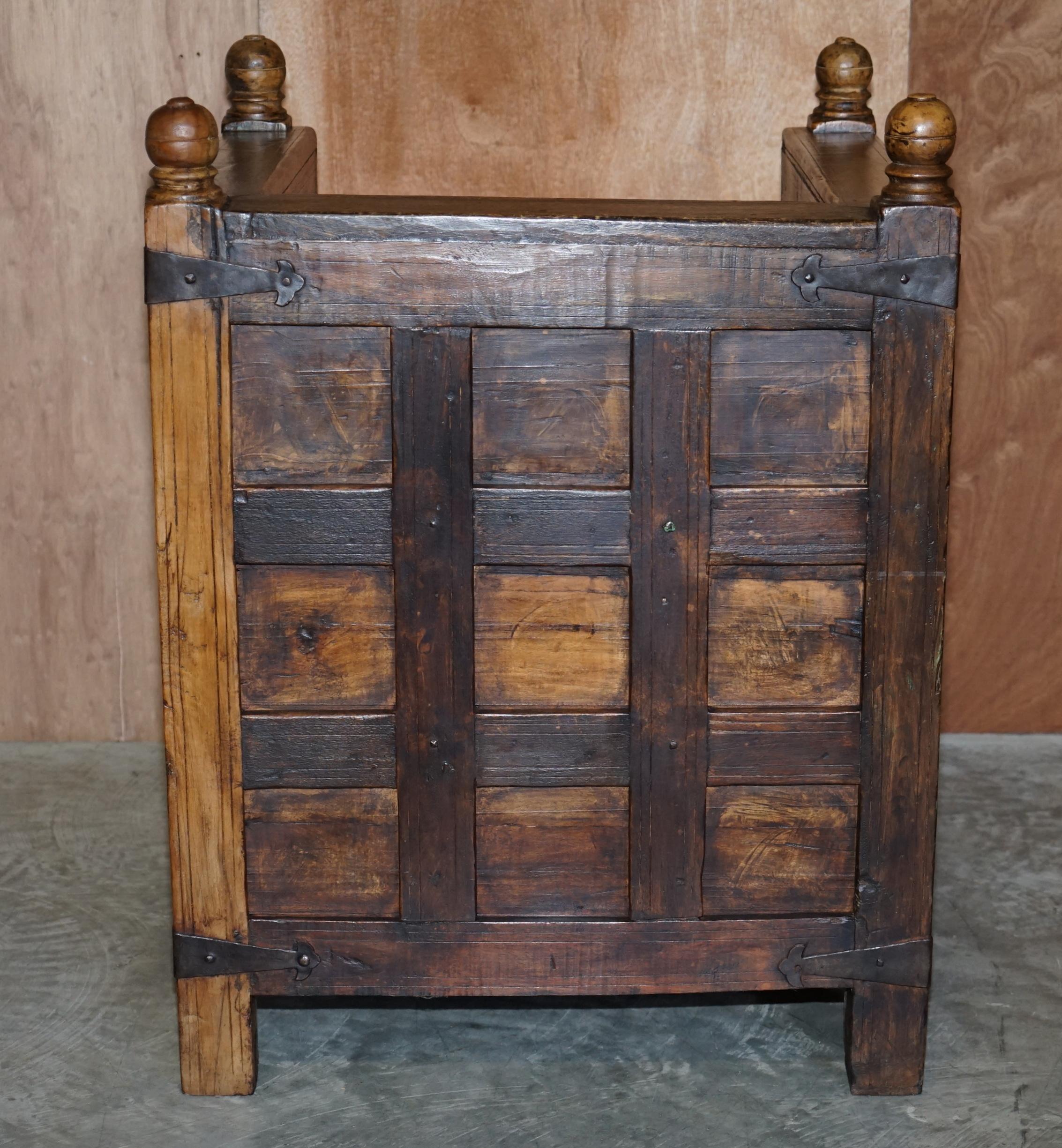 Stunning Suite of Antique Anglo Indian circa 1880 Oak & Iron Bound Hall Seats For Sale 6