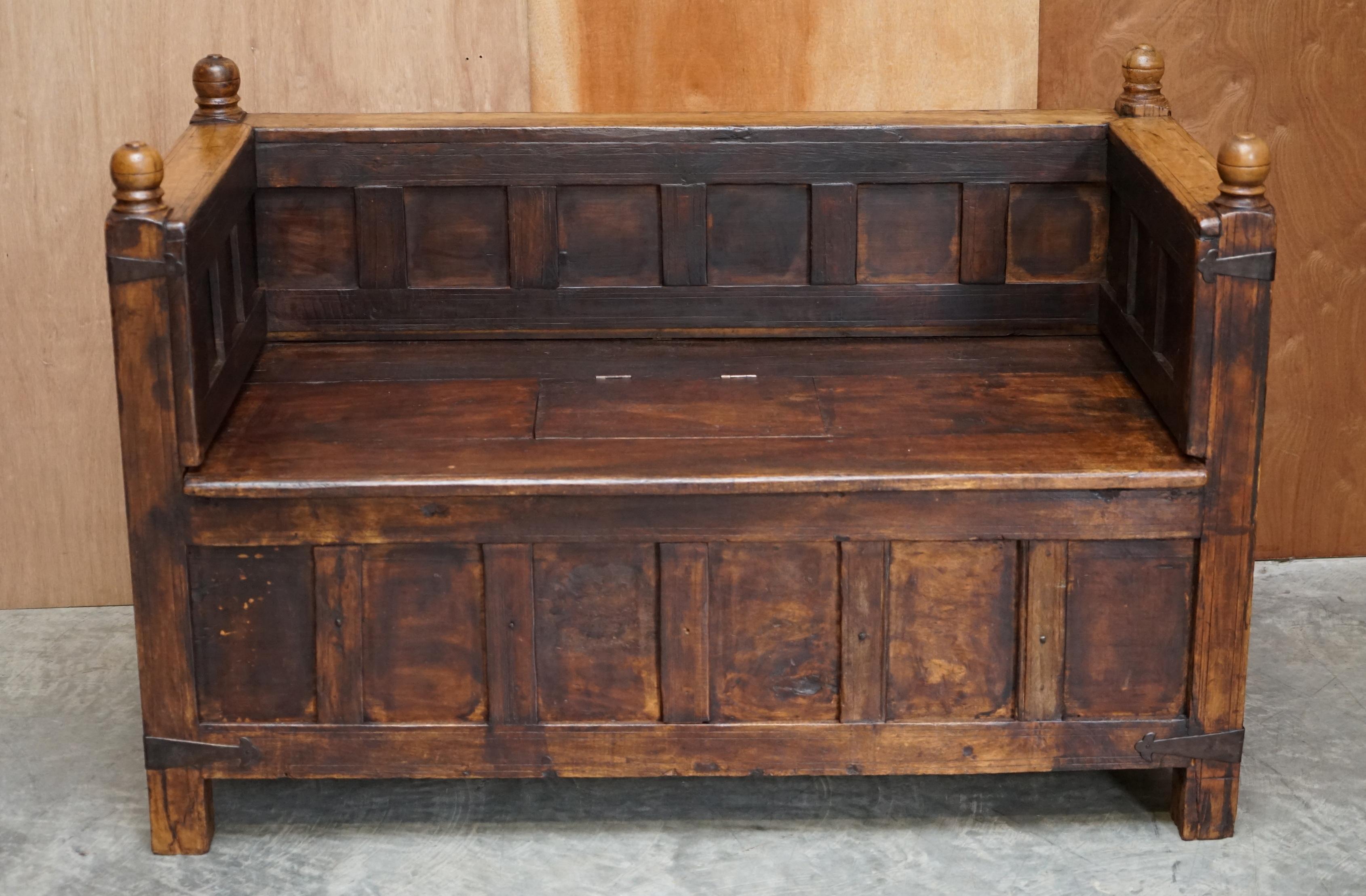 Stunning Suite of Antique Anglo Indian circa 1880 Oak & Iron Bound Hall Seats For Sale 10