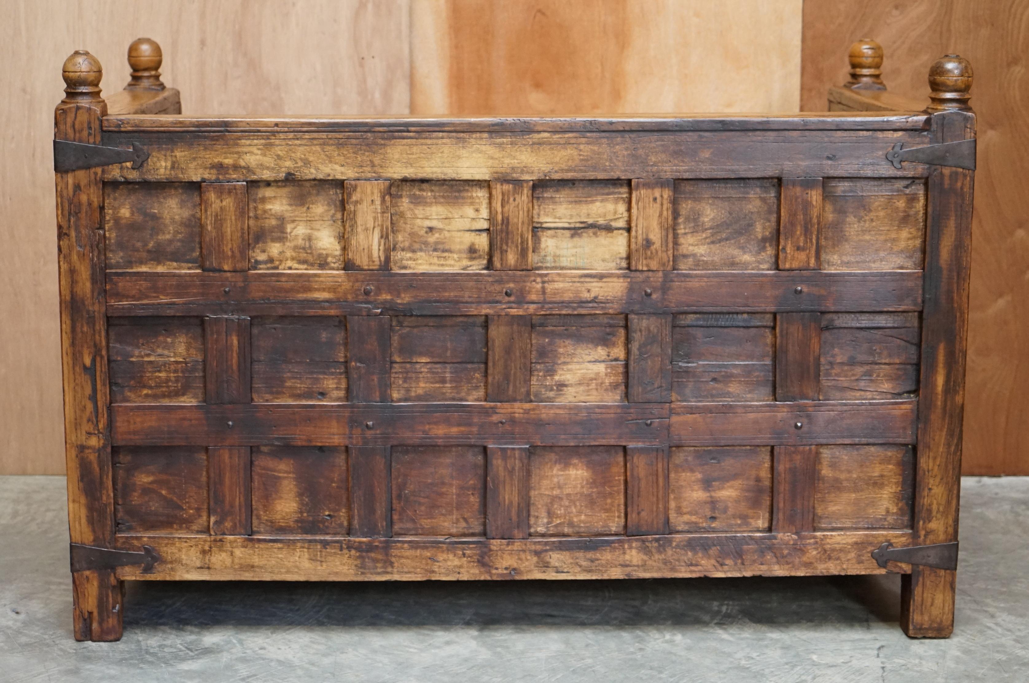 Stunning Suite of Antique Anglo Indian circa 1880 Oak & Iron Bound Hall Seats For Sale 15
