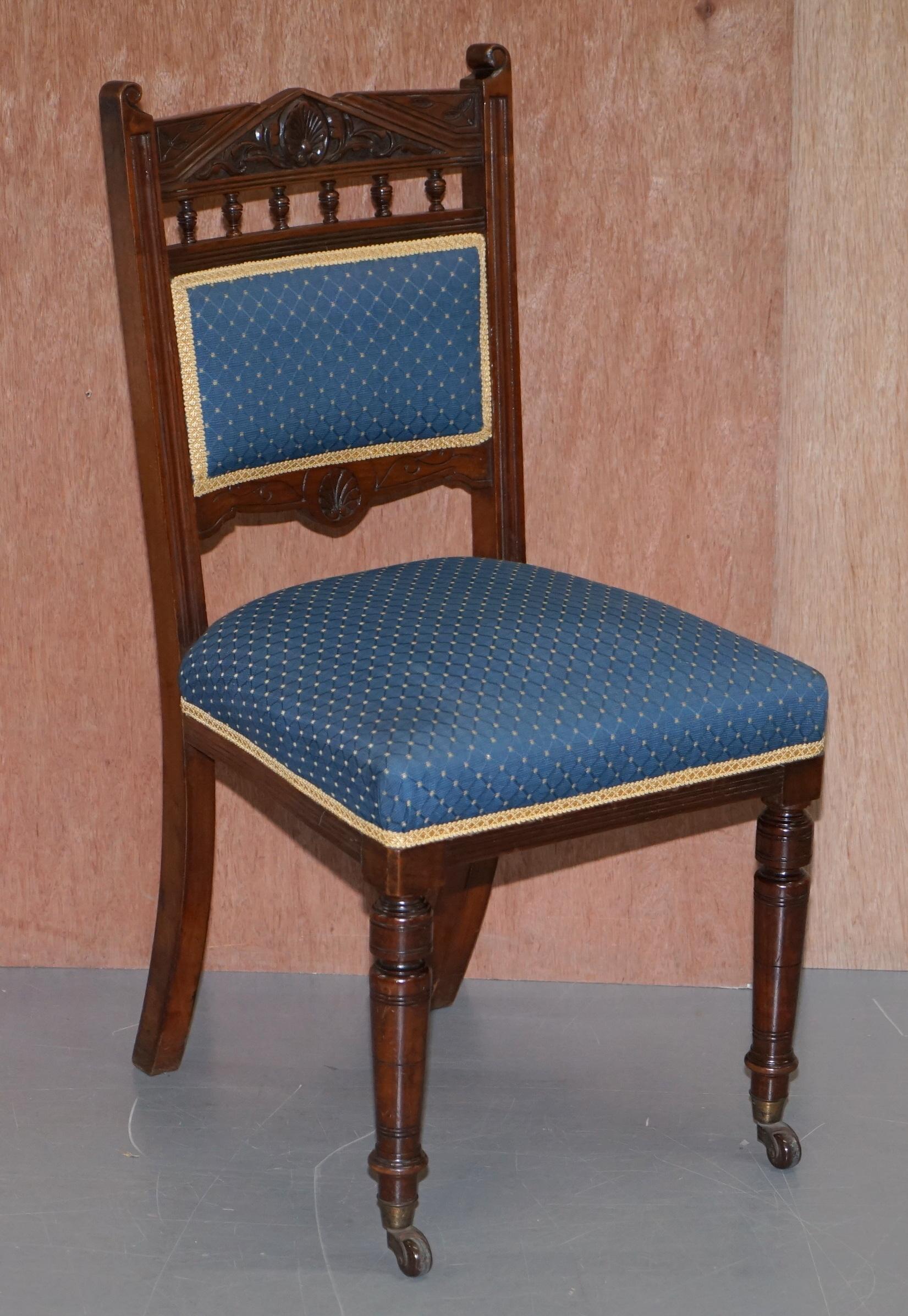 Wir freuen uns, Ihnen diese schöne Garnitur von vier originalen Esszimmerstühlen aus massivem Mahagoni von Maple & Co. anbieten zu können

Diese Stühle sind Teil einer Suite

Jeder Stuhl ist mit Porzellanrollen an der Vorderseite ausgestattet,
