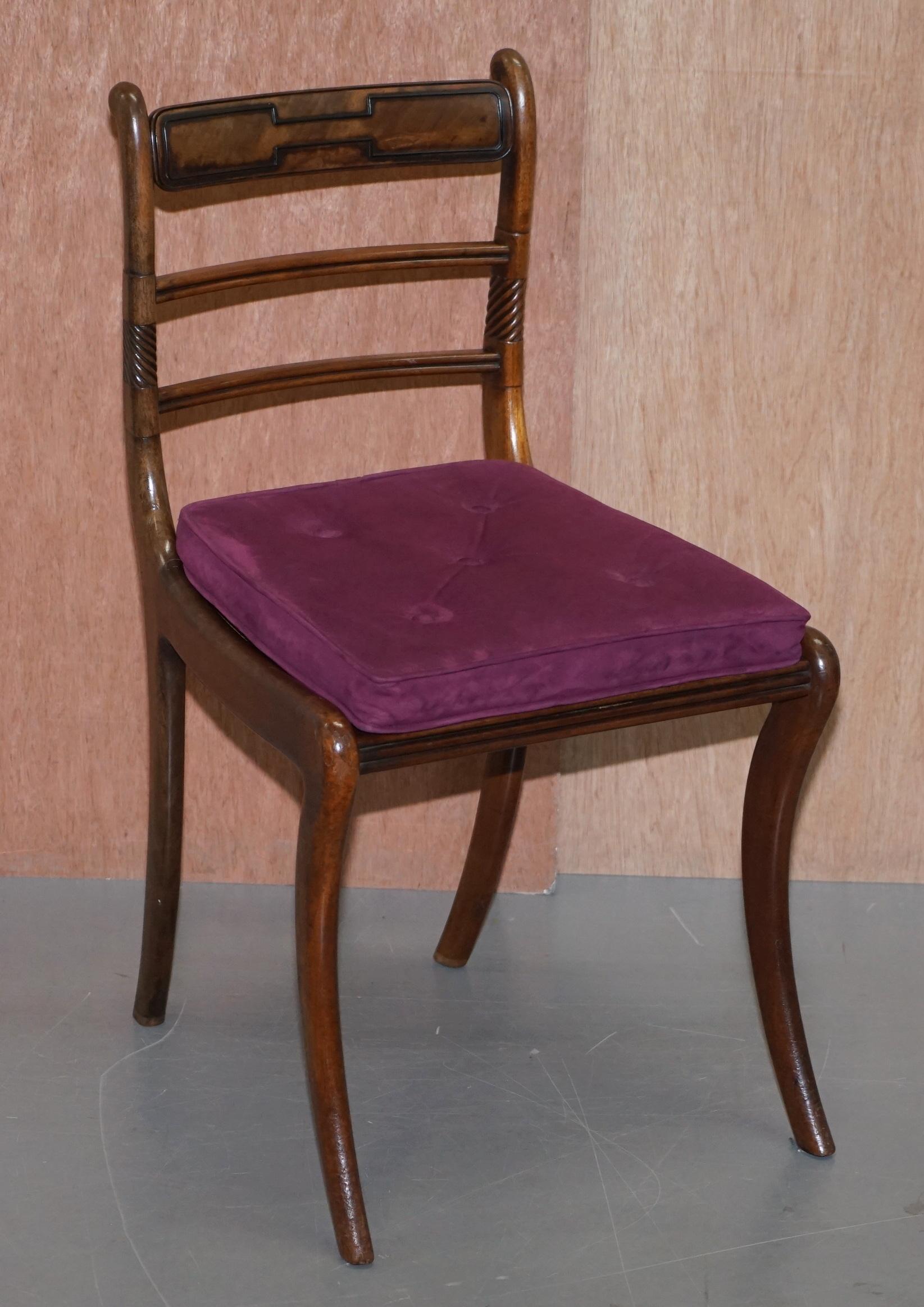 Wir freuen uns, diese erhabene Suite von sechs originalen Regency-Esszimmerstühlen (ca. 1810-1820) zum Verkauf anbieten zu können. 

Diese sind sehr gut gemacht, die Rahmen sind kunstvoll geschnitzt und mit bergere Sitze fertig. Jeder Stuhl wird mit