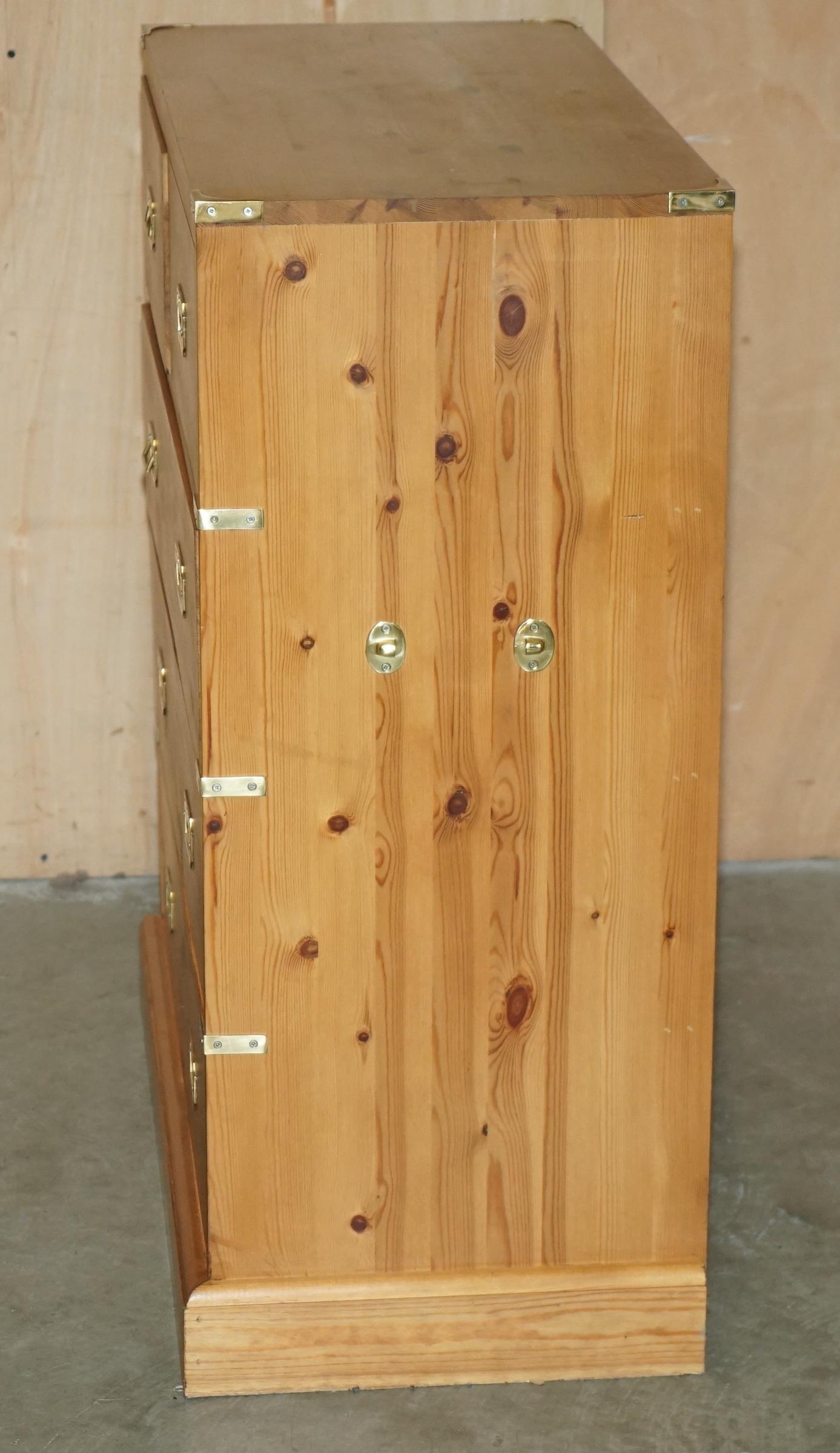 STUNNING SUiTE OF VINTAGE ENGLISH PINE CAMPAIGN CHESTS OF DRAWERS & SIDE TABLES For Sale 2