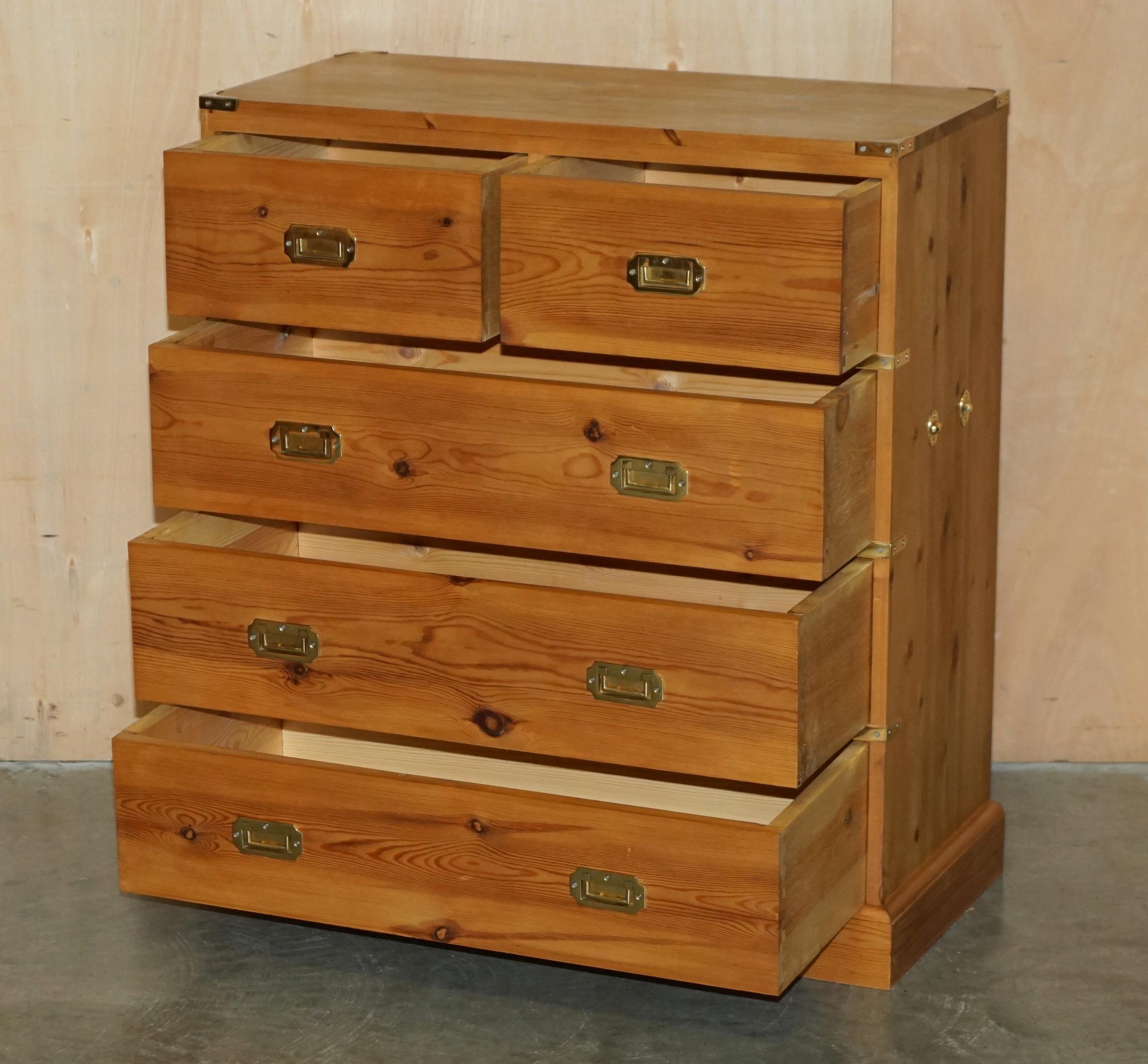 STUNNING SUiTE OF VINTAGE ENGLISH PINE CAMPAIGN CHESTS OF DRAWERS & SIDE TABLES For Sale 3