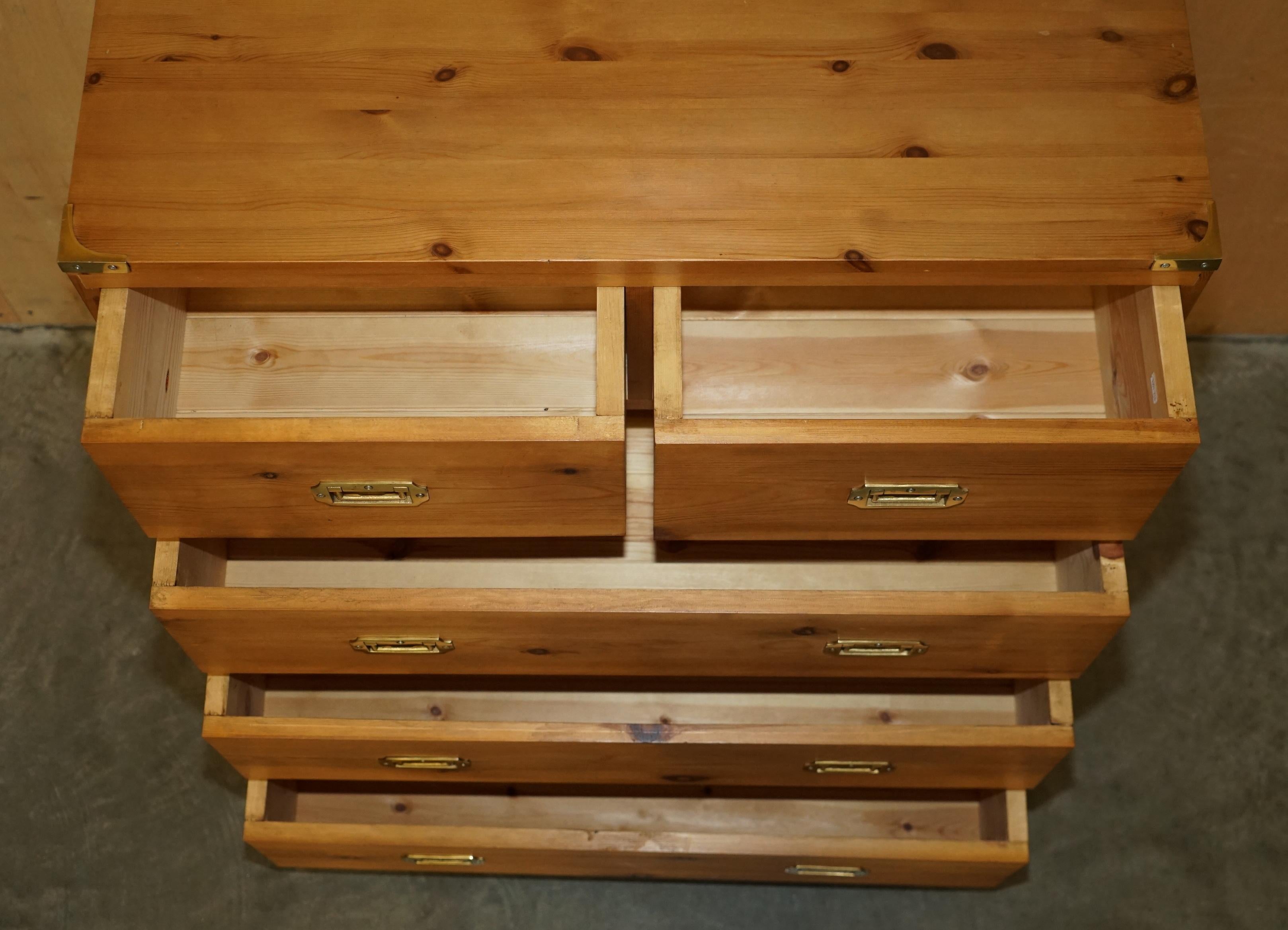 STUNNING SUiTE OF VINTAGE ENGLISH PINE CAMPAIGN CHESTS OF DRAWERS & SIDE TABLES For Sale 4