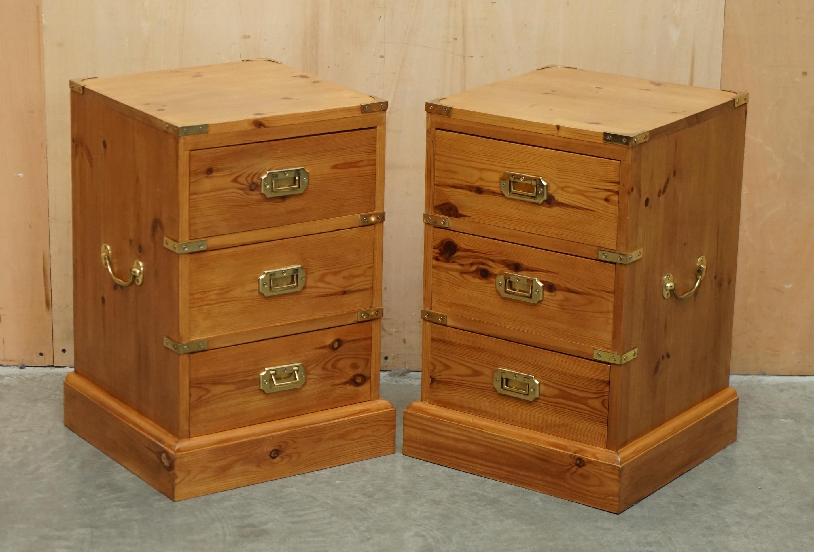STUNNING SUiTE OF VINTAGE ENGLISH PINE CAMPAIGN CHESTS OF DRAWERS & SIDE TABLES For Sale 5