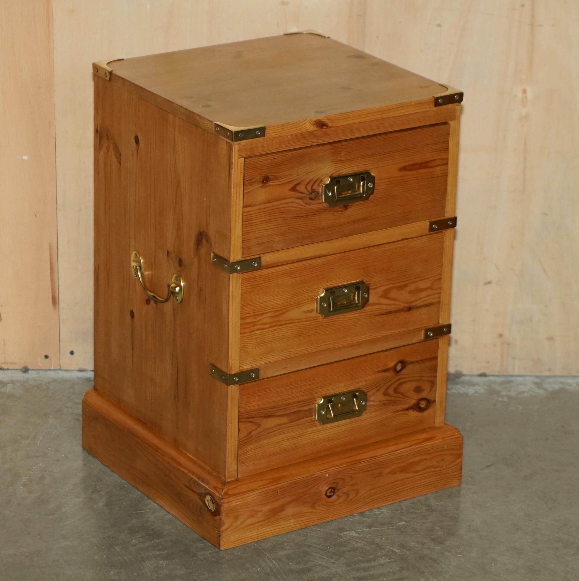 STUNNING SUiTE OF VINTAGE ENGLISH PINE CAMPAIGN CHESTS OF DRAWERS & SIDE TABLES For Sale 6