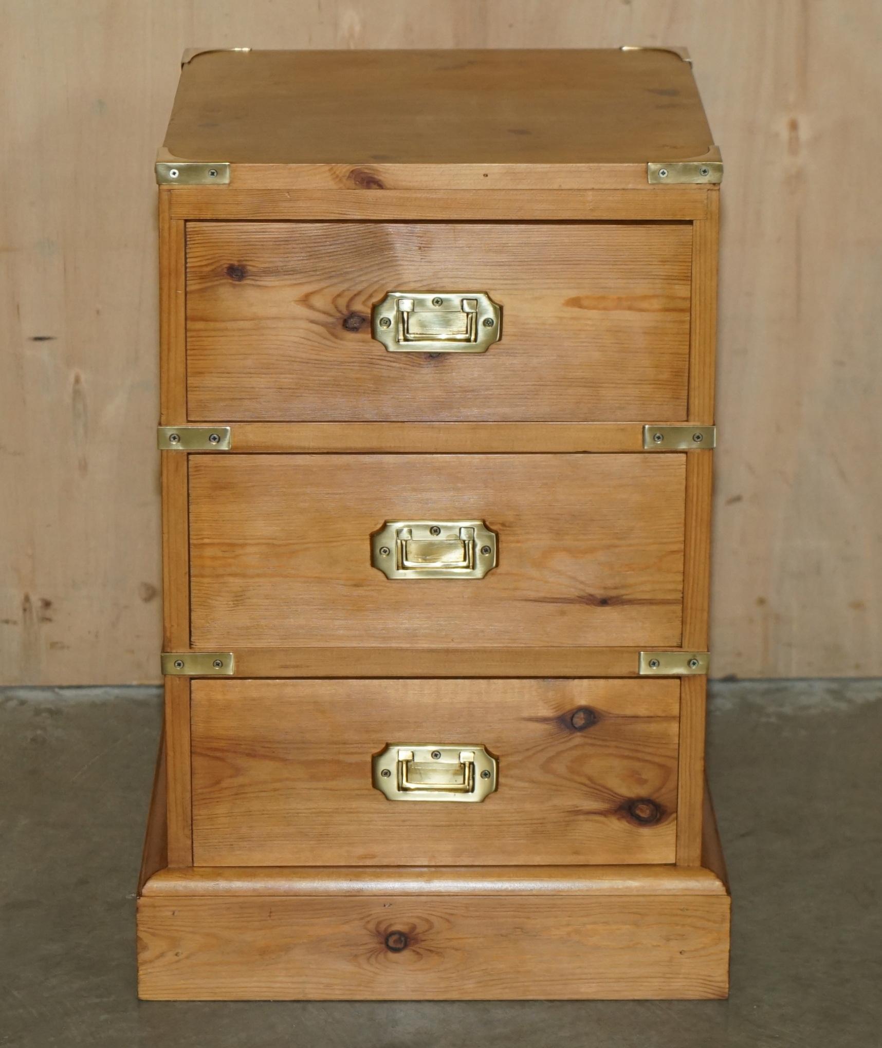 STUNNING SUiTE OF VINTAGE ENGLISH PINE CAMPAIGN CHESTS OF DRAWERS & SIDE TABLES For Sale 7
