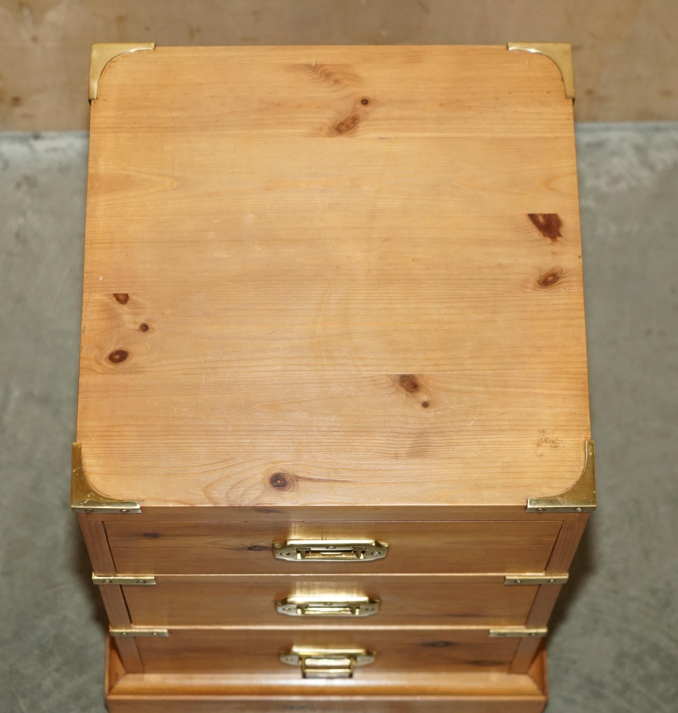 STUNNING SUiTE OF VINTAGE ENGLISH PINE CAMPAIGN CHESTS OF DRAWERS & SIDE TABLES For Sale 8