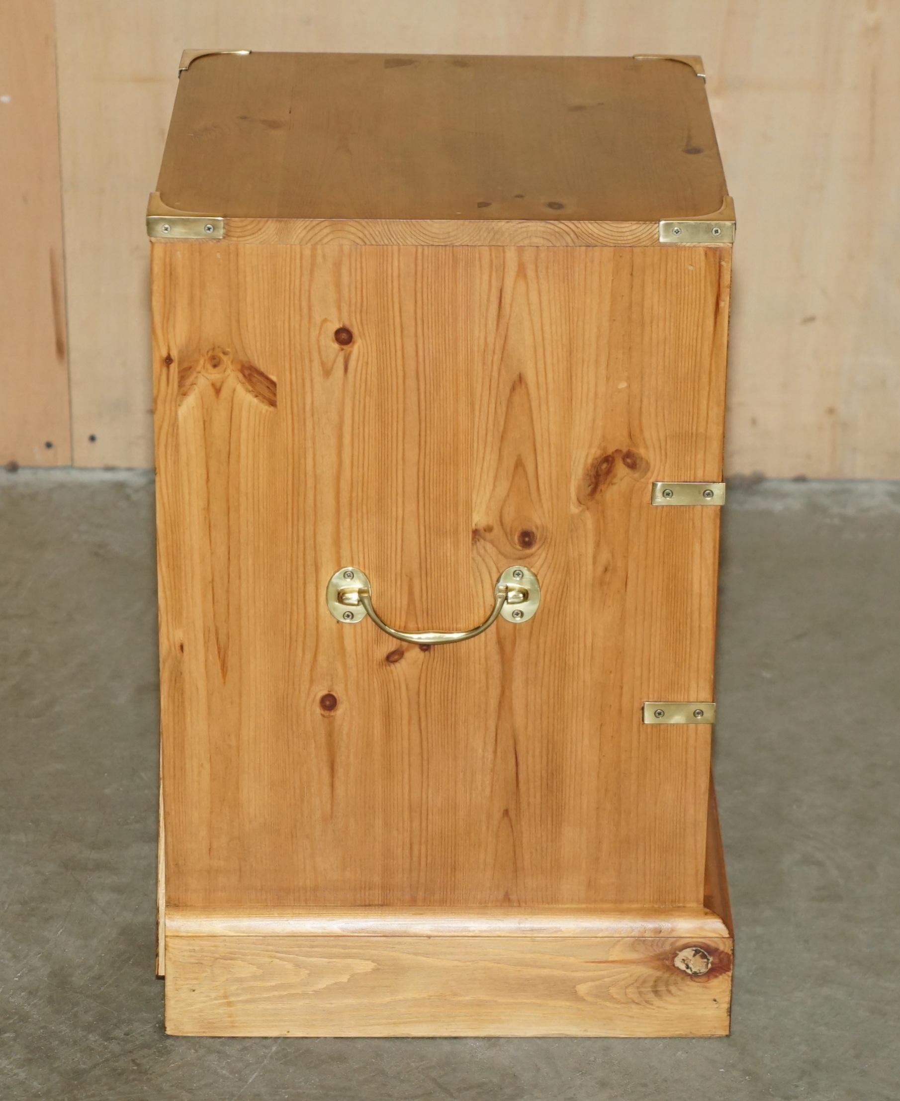 STUNNING SUiTE OF VINTAGE ENGLISH PINE CAMPAIGN CHESTS OF DRAWERS & SIDE TABLES For Sale 9