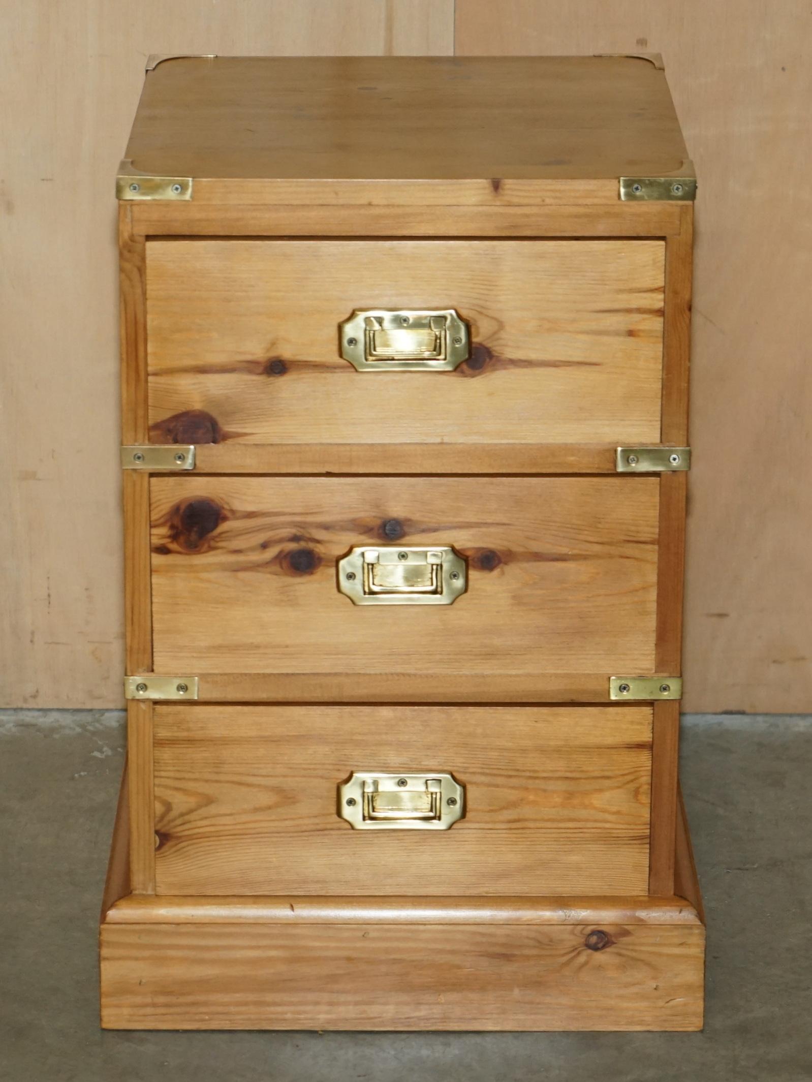 STUNNING SUiTE OF VINTAGE ENGLISH PINE CAMPAIGN CHESTS OF DRAWERS & SIDE TABLES For Sale 11