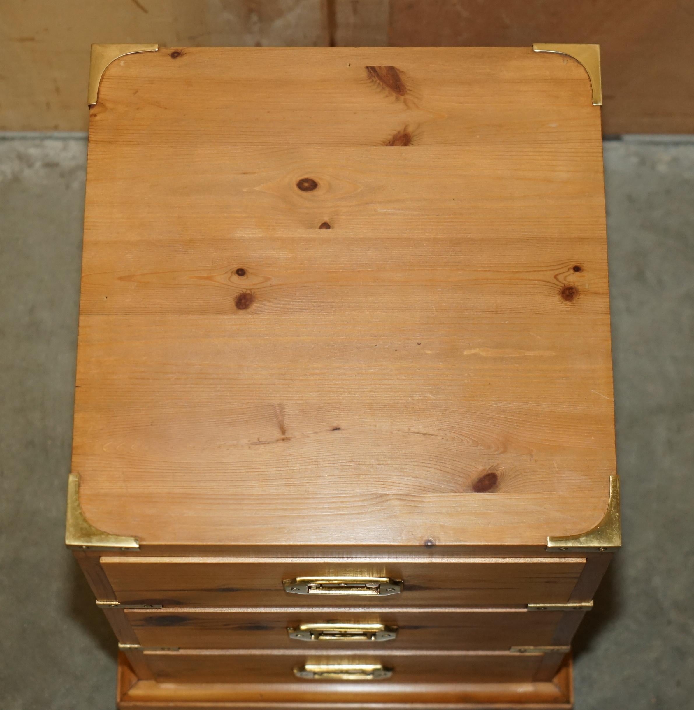 STUNNING SUiTE OF VINTAGE ENGLISH PINE CAMPAIGN CHESTS OF DRAWERS & SIDE TABLES For Sale 12
