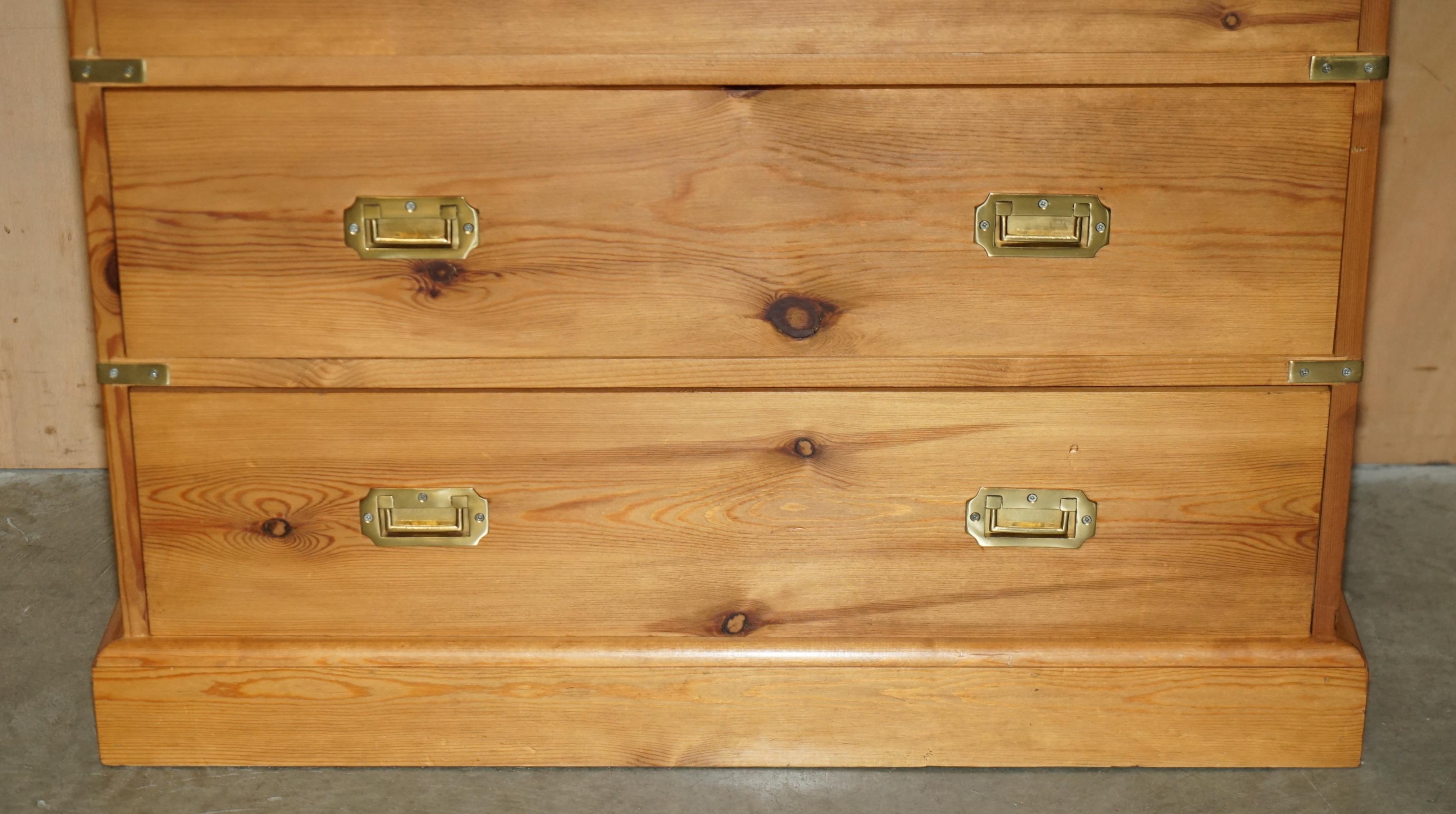 STUNNING SUiTE OF VINTAGE ENGLISH PINE CAMPAIGN CHESTS OF DRAWERS & SIDE TABLES In Good Condition For Sale In West Sussex, Pulborough