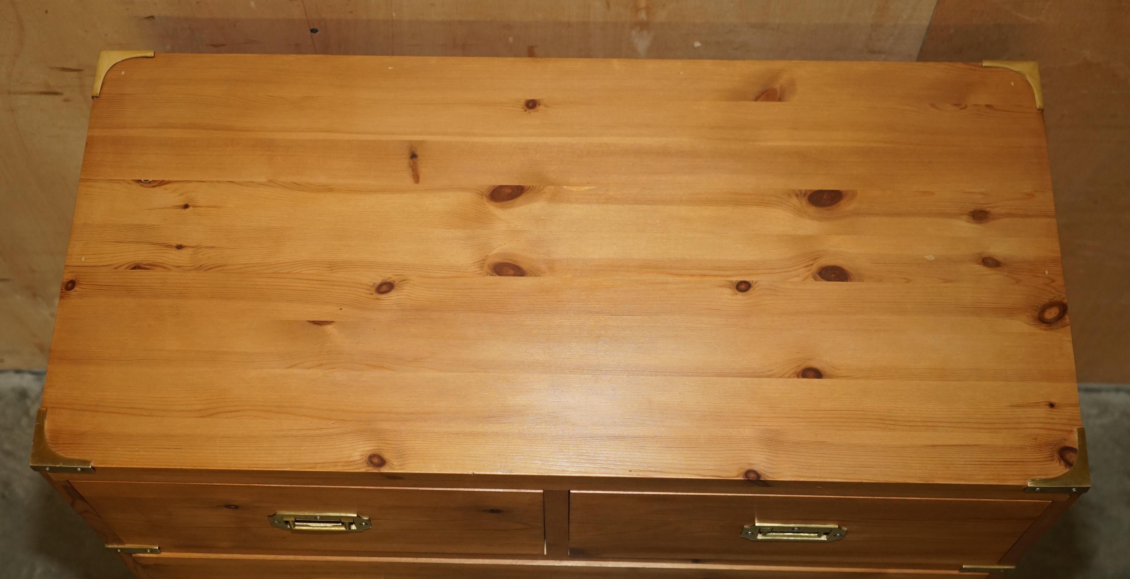 20th Century STUNNING SUiTE OF VINTAGE ENGLISH PINE CAMPAIGN CHESTS OF DRAWERS & SIDE TABLES For Sale