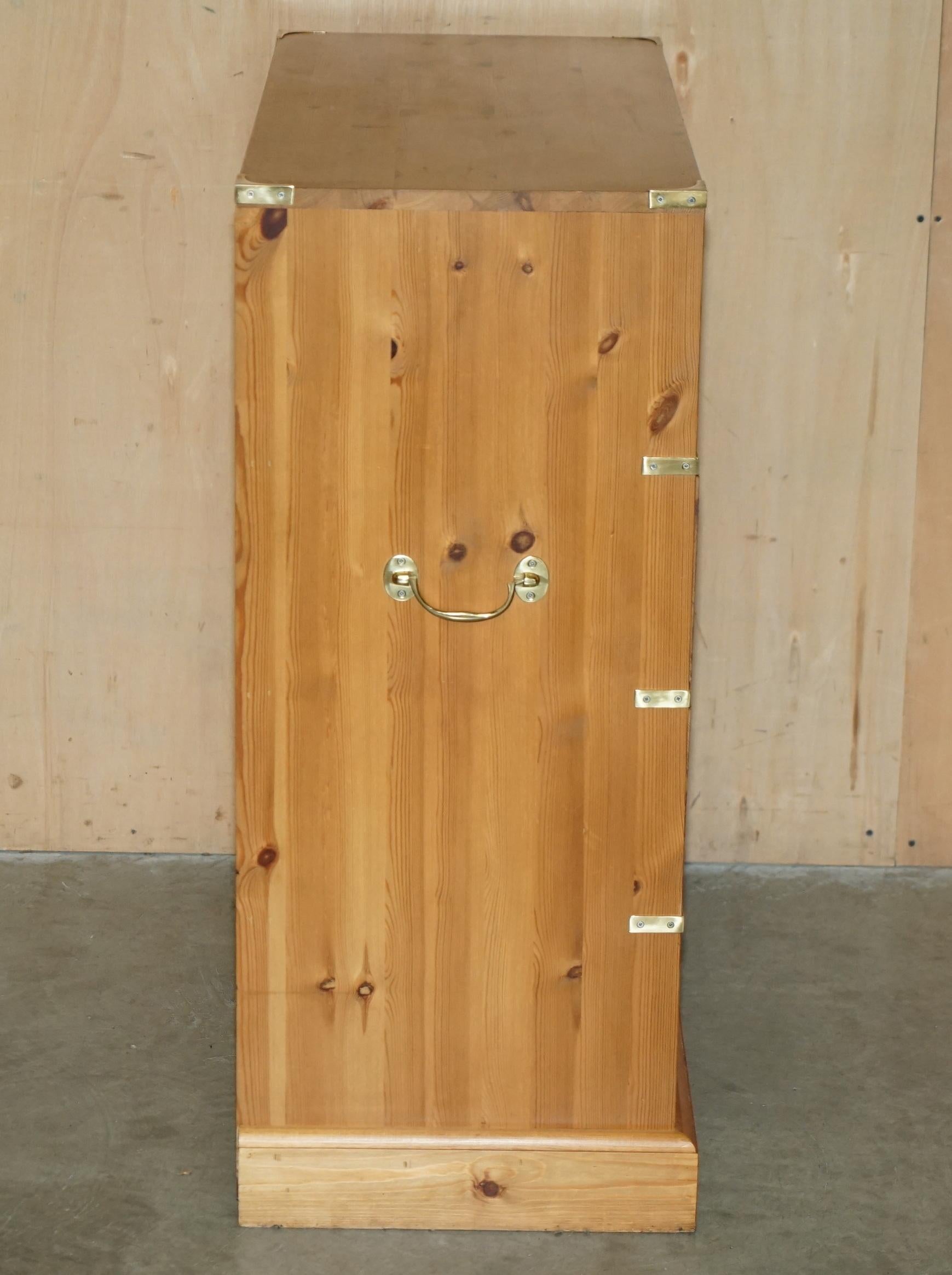 Brass STUNNING SUiTE OF VINTAGE ENGLISH PINE CAMPAIGN CHESTS OF DRAWERS & SIDE TABLES For Sale