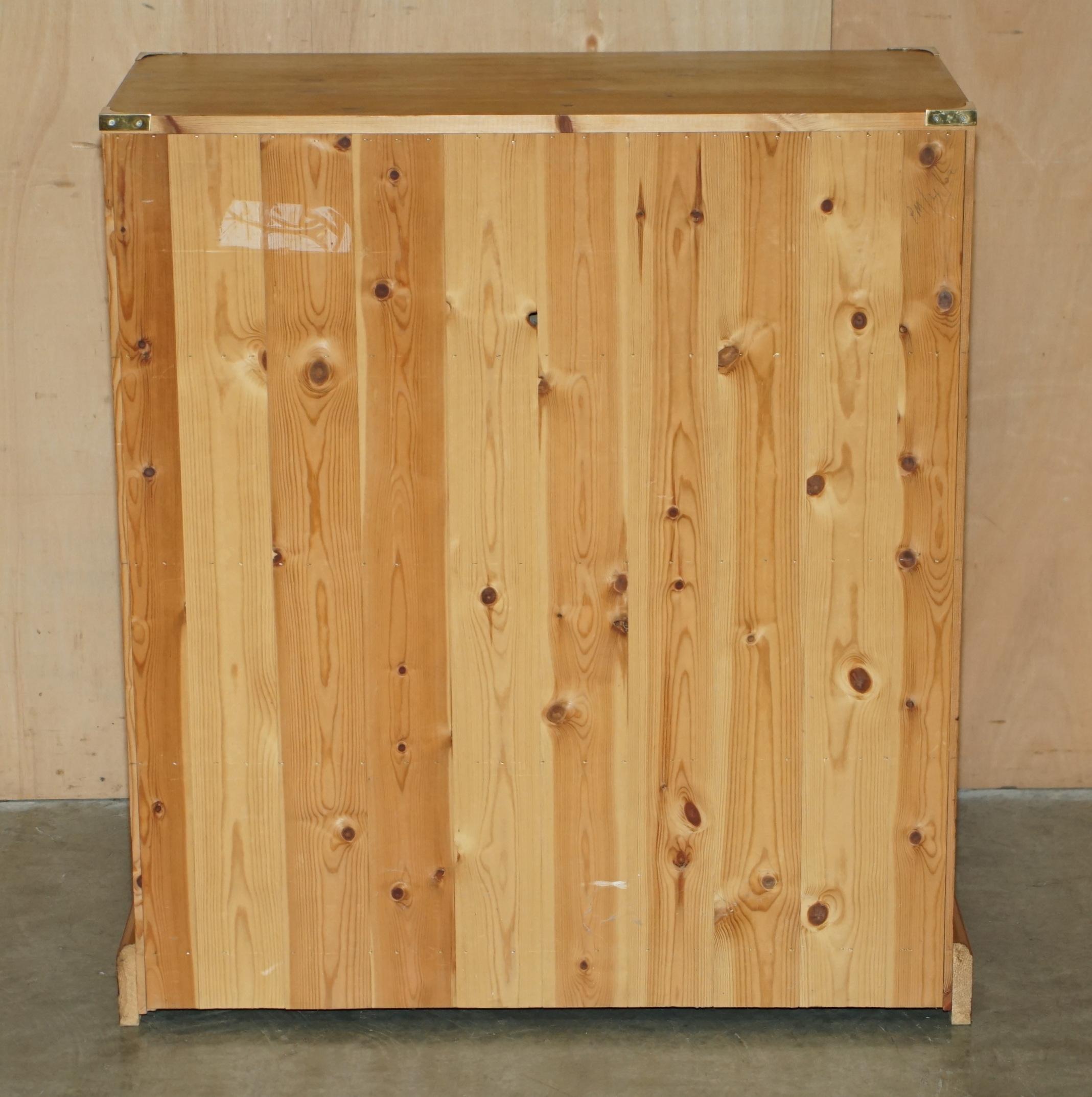 STUNNING SUiTE OF VINTAGE ENGLISH PINE CAMPAIGN CHESTS OF DRAWERS & SIDE TABLES For Sale 1